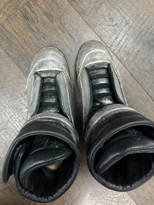 MAISON MARGIELA FUTURE HIGH GLITTER SILVER SNEAKER (42)
