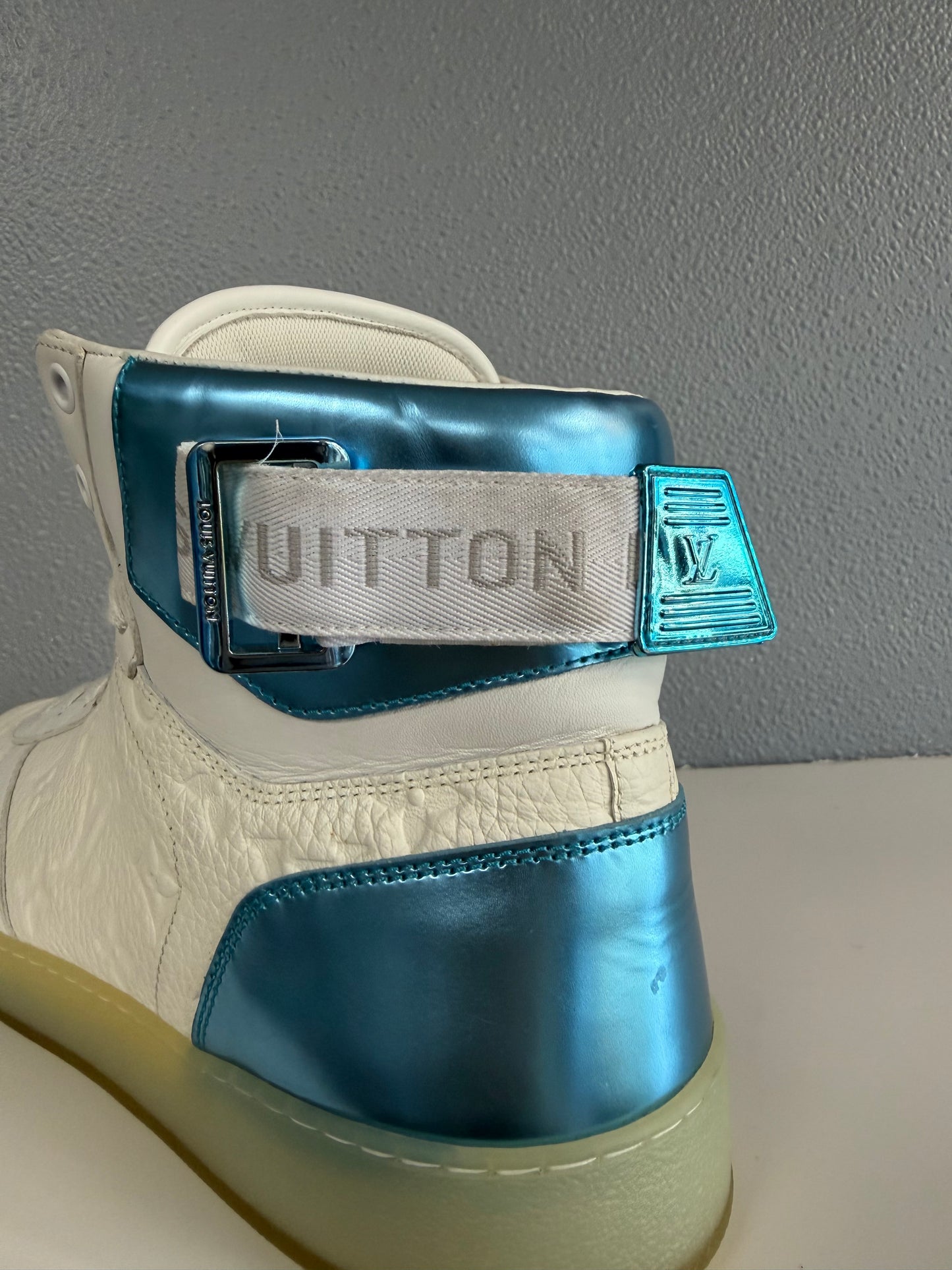 LOUIS VUITTON RIVOI HIGH SNEAKER (10)