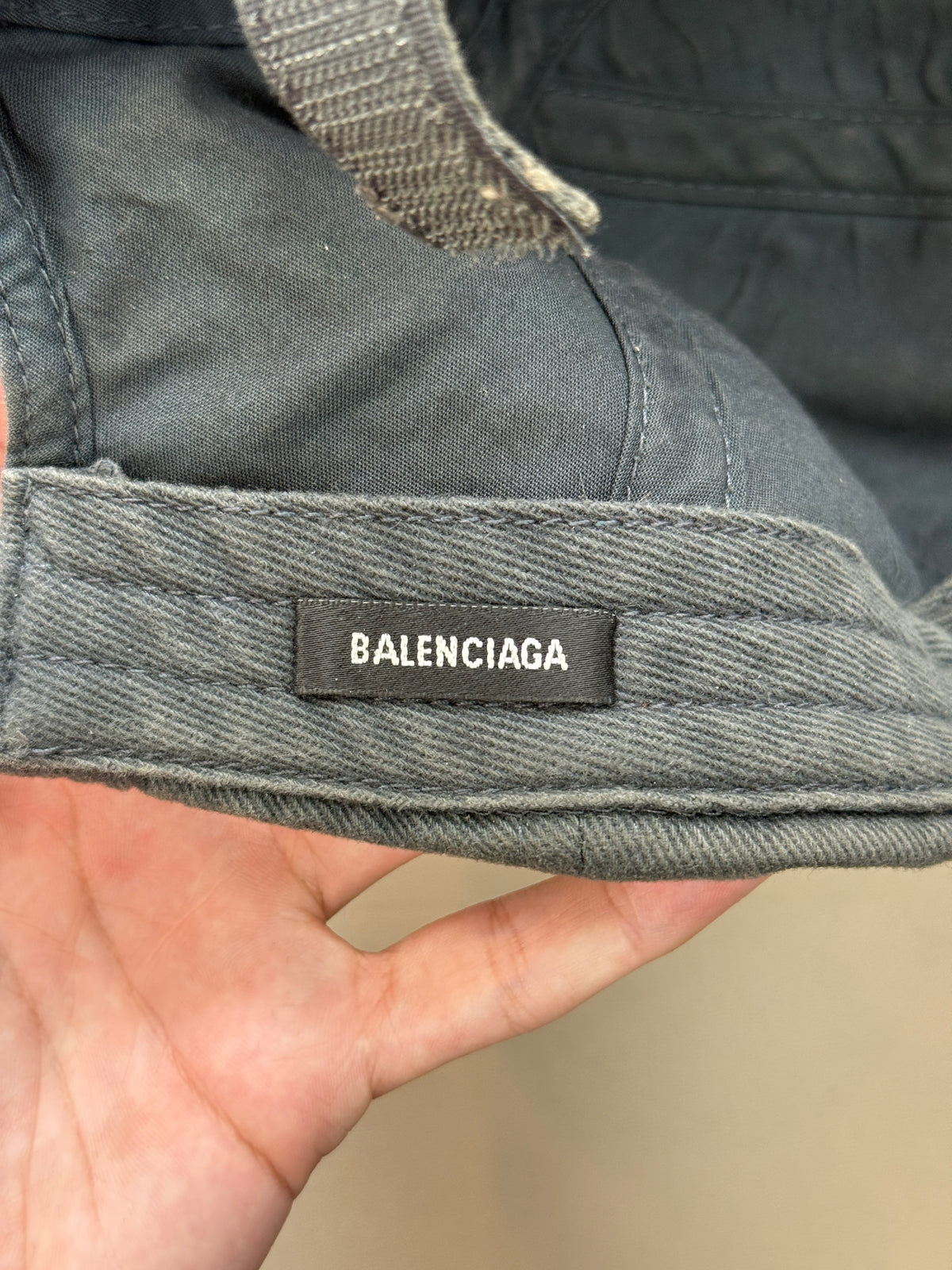 BALENCIAGA DIRTY BB PARIS HAT (L)