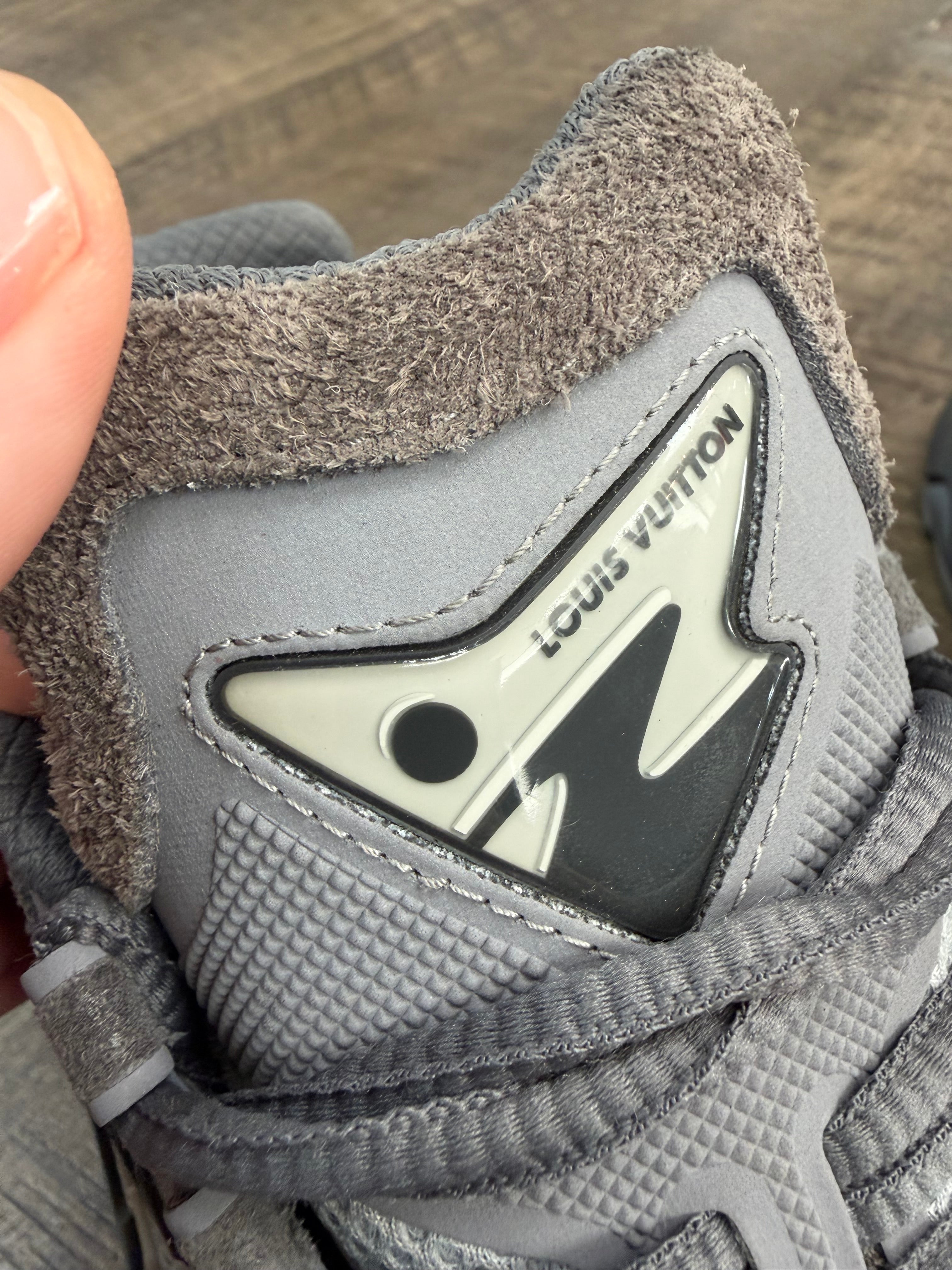 LOUIS VUITTON TATIC RUNNER SNEAKER (9.5/10)