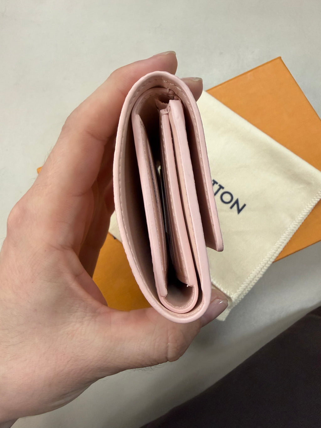 CAPUCINES COMPACT WALLET JASMINE PINK