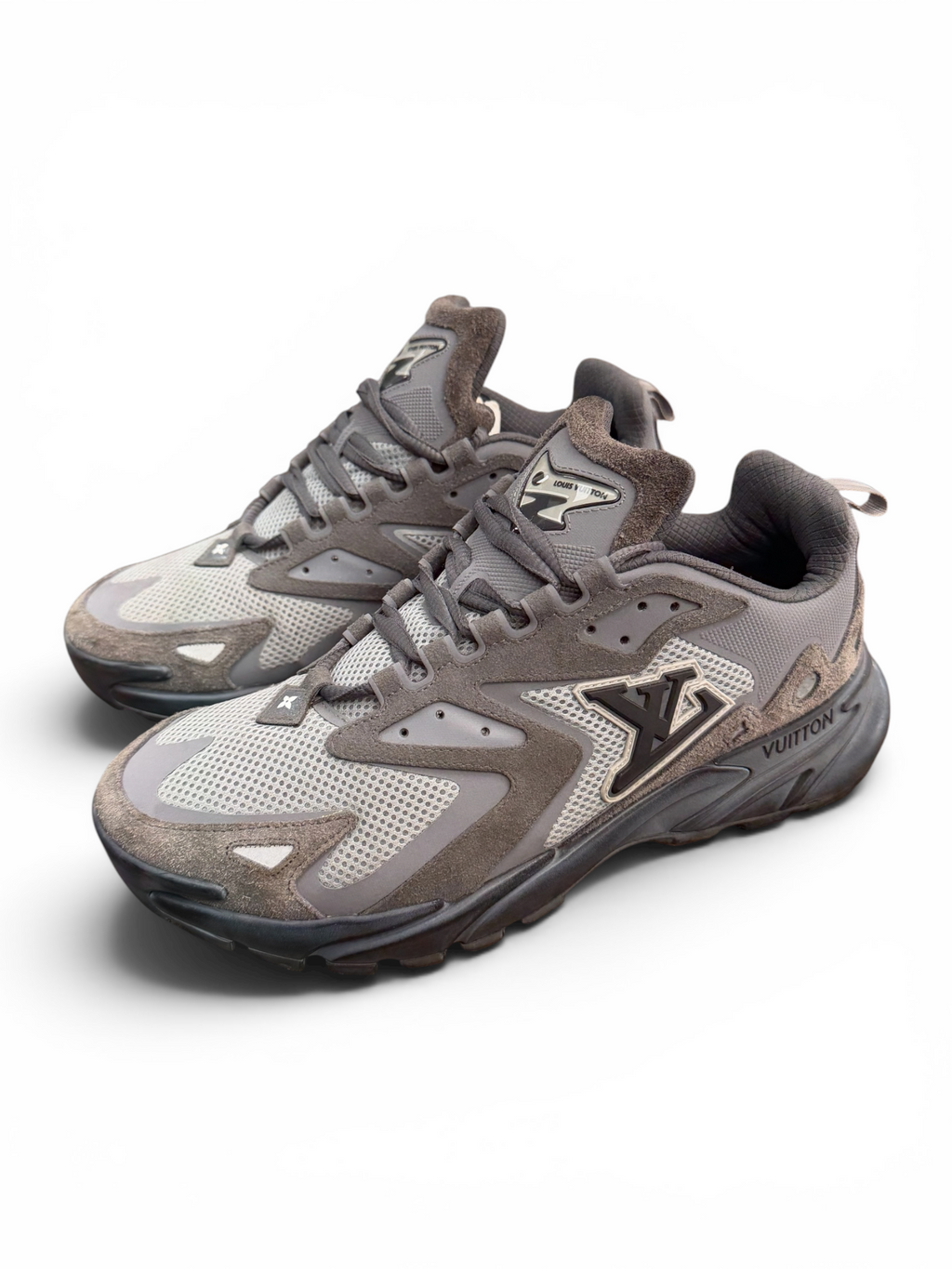 LOUIS VUITTON TATIC RUNNER SNEAKER (9.5/10)