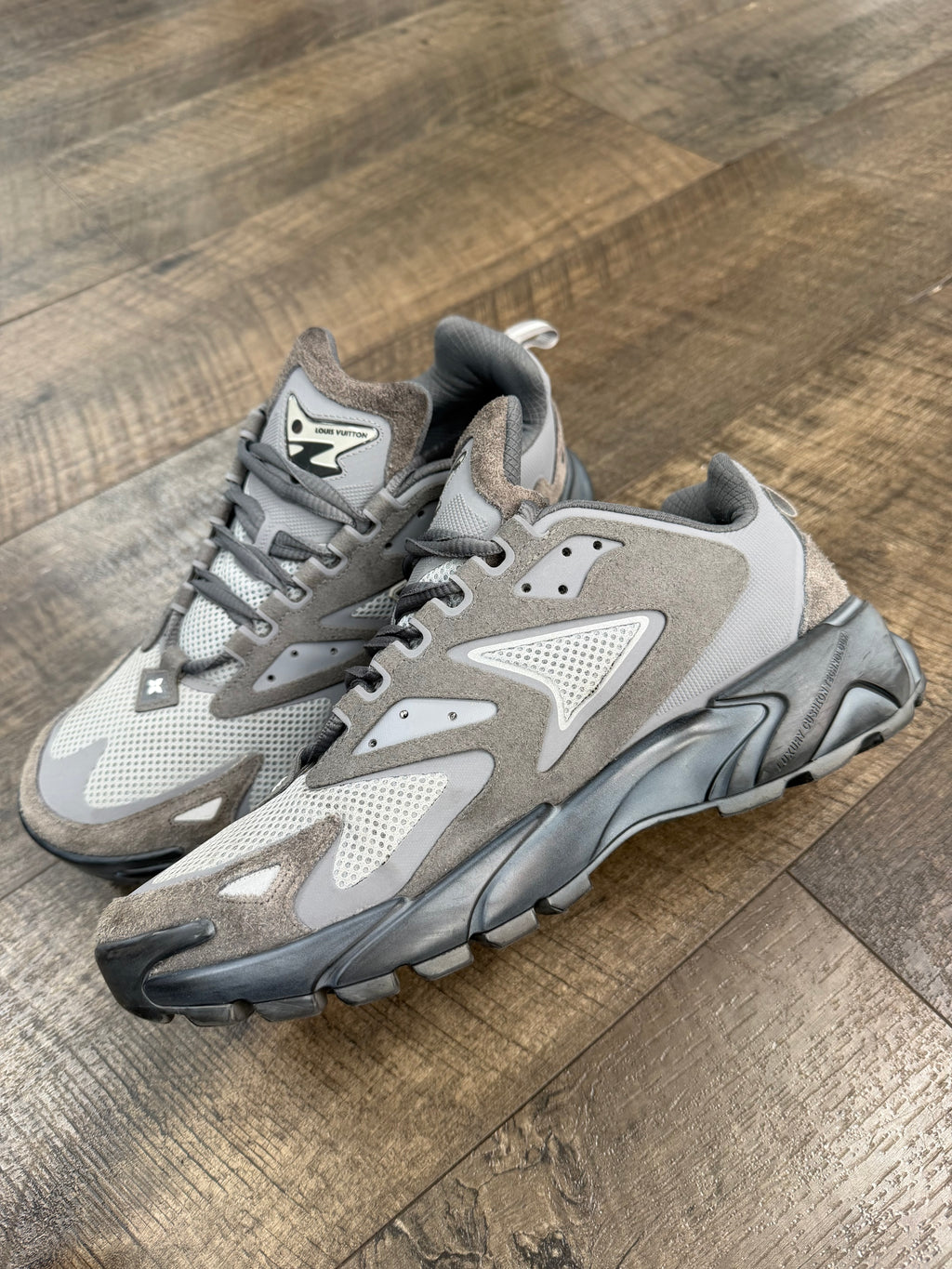 LOUIS VUITTON TATIC RUNNER SNEAKER (9.5/10)