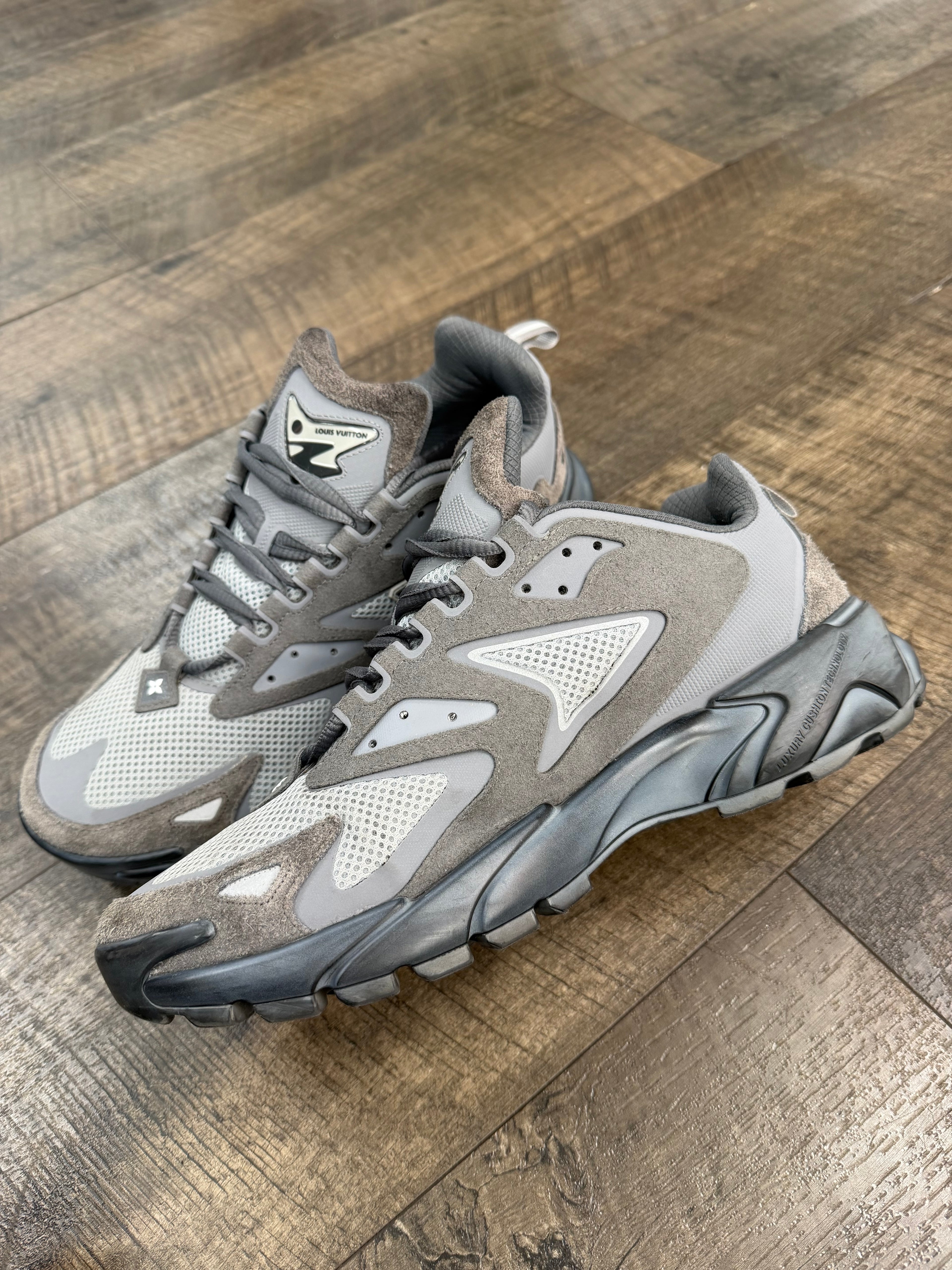 LOUIS VUITTON TATIC RUNNER SNEAKER (9.5/10)