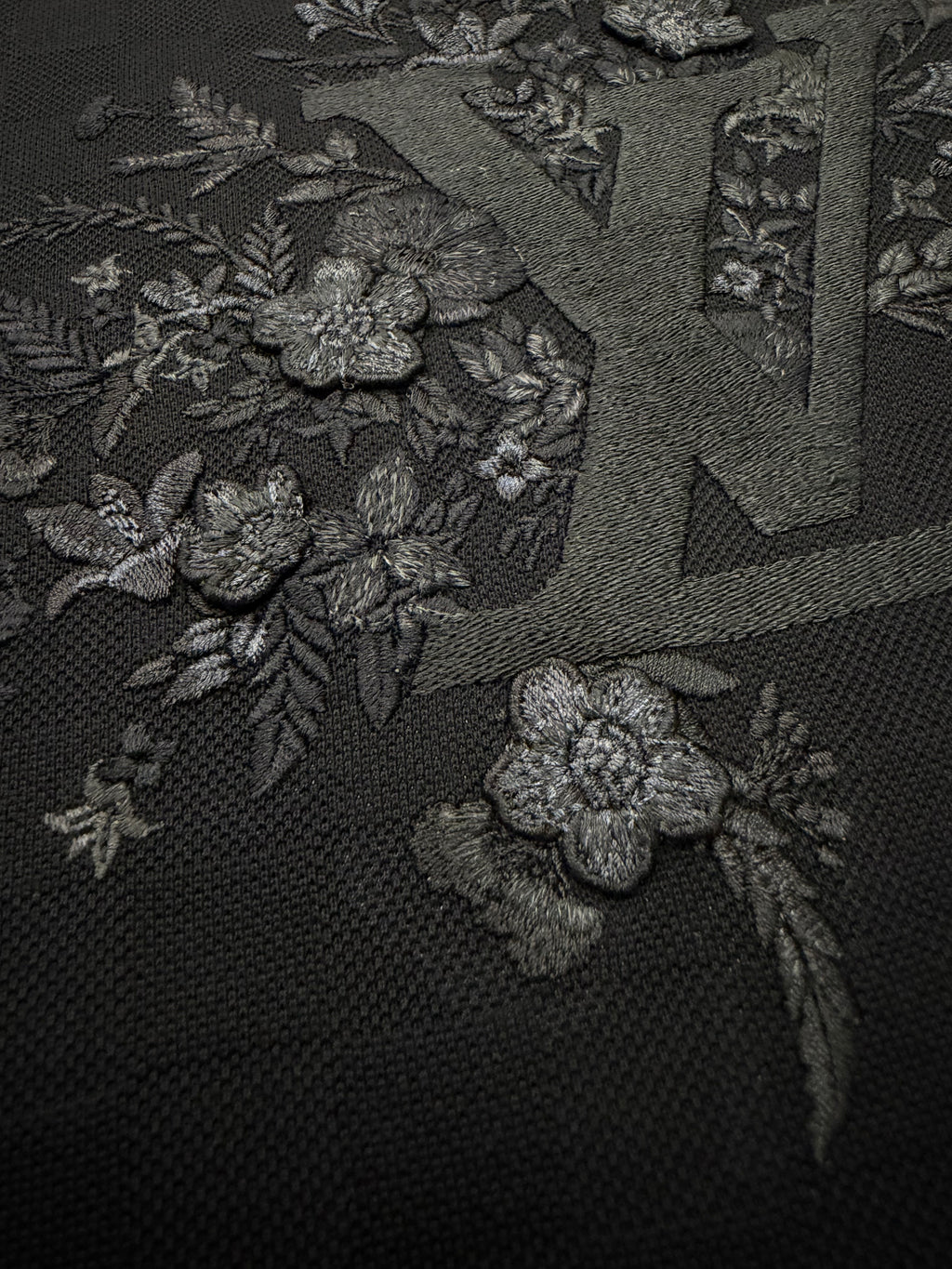 LOUIS VUITTON EMBROIDERED SIGNATURE T SHIRT (M)