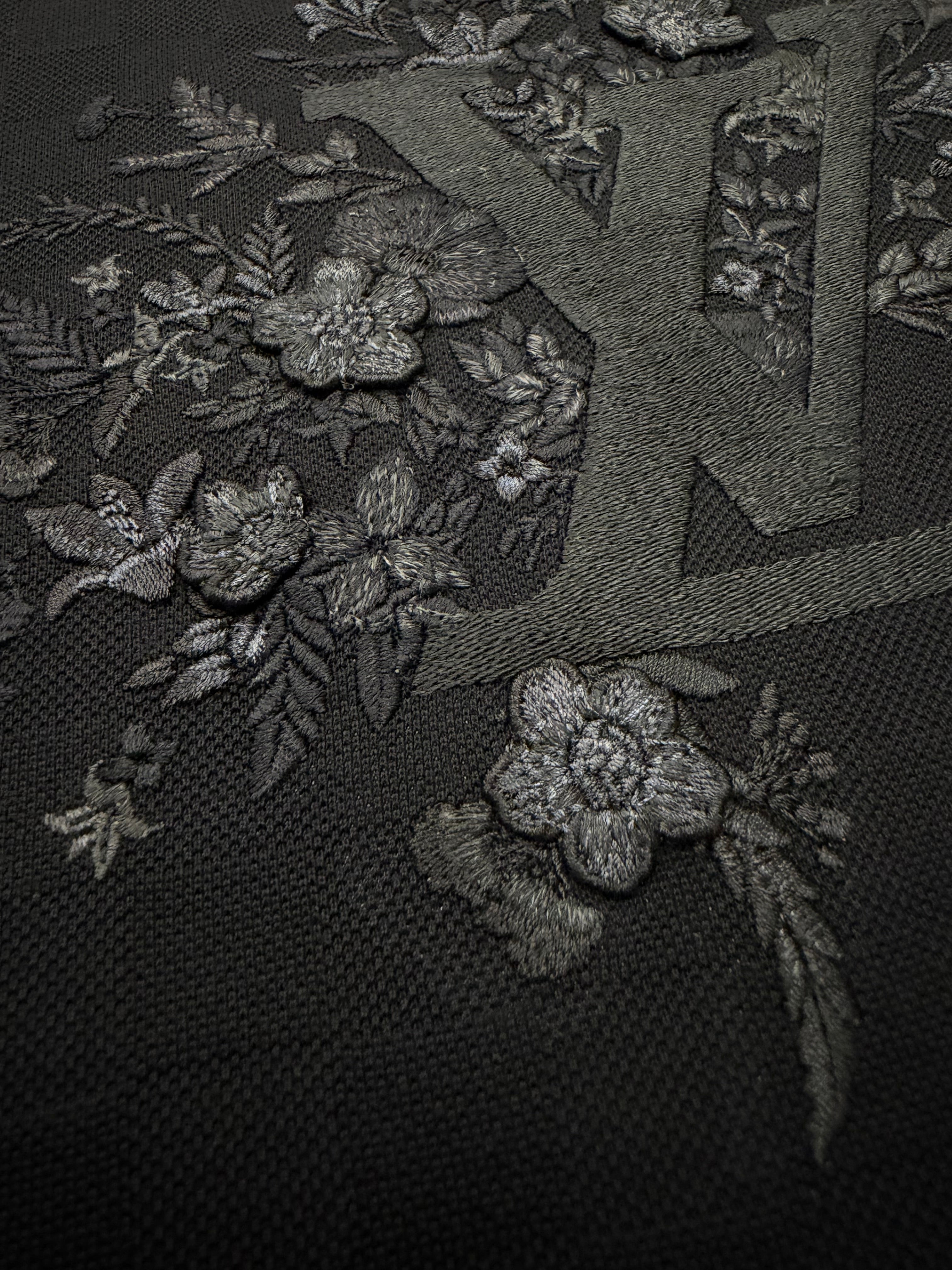 LOUIS VUITTON EMBROIDERED SIGNATURE T SHIRT (M)