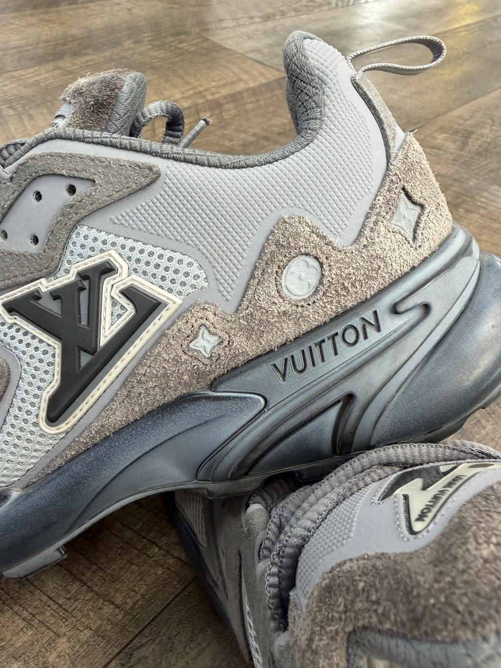 LOUIS VUITTON TATIC RUNNER SNEAKER (9.5/10)
