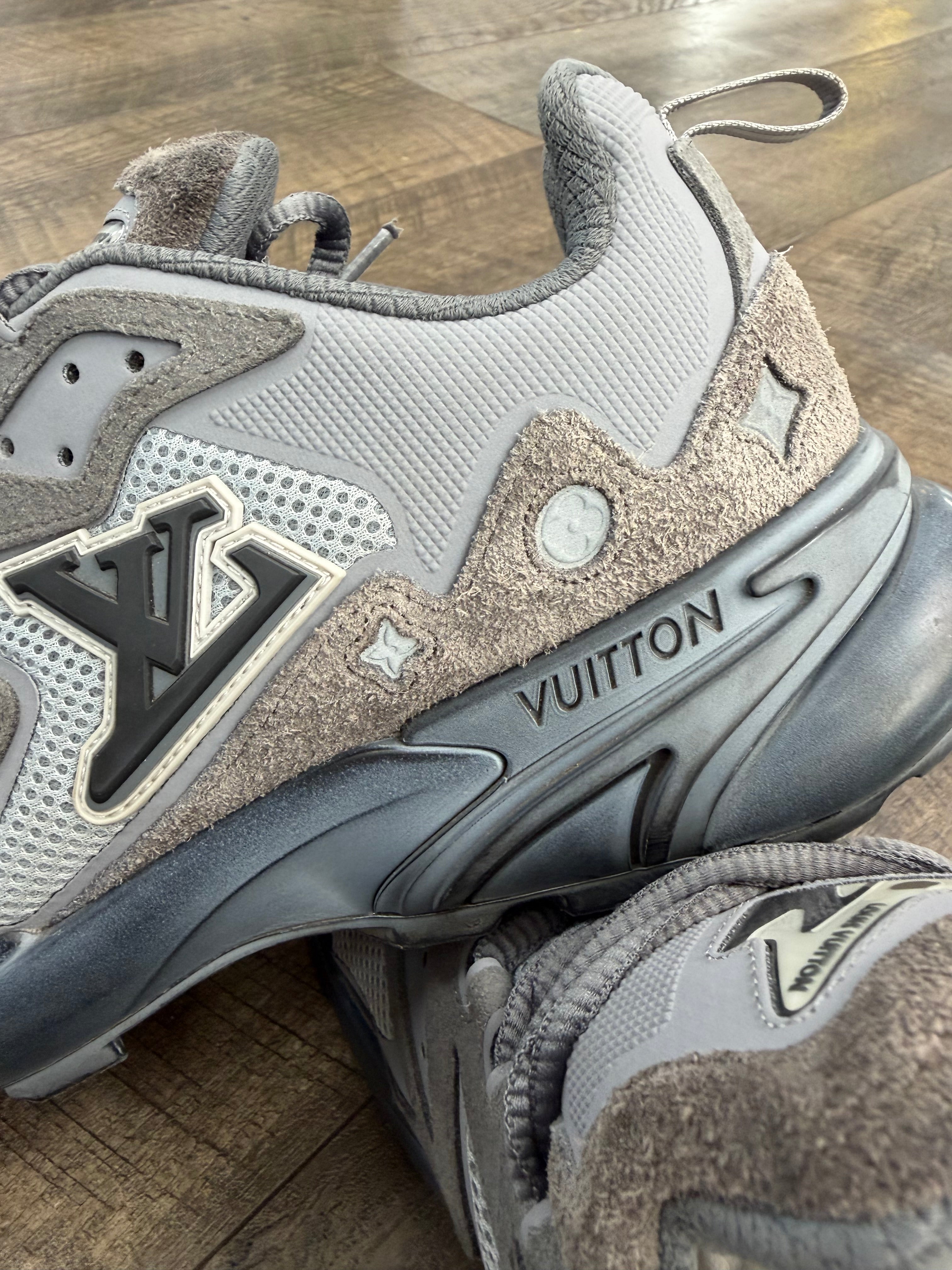 LOUIS VUITTON TATIC RUNNER SNEAKER (9.5/10)