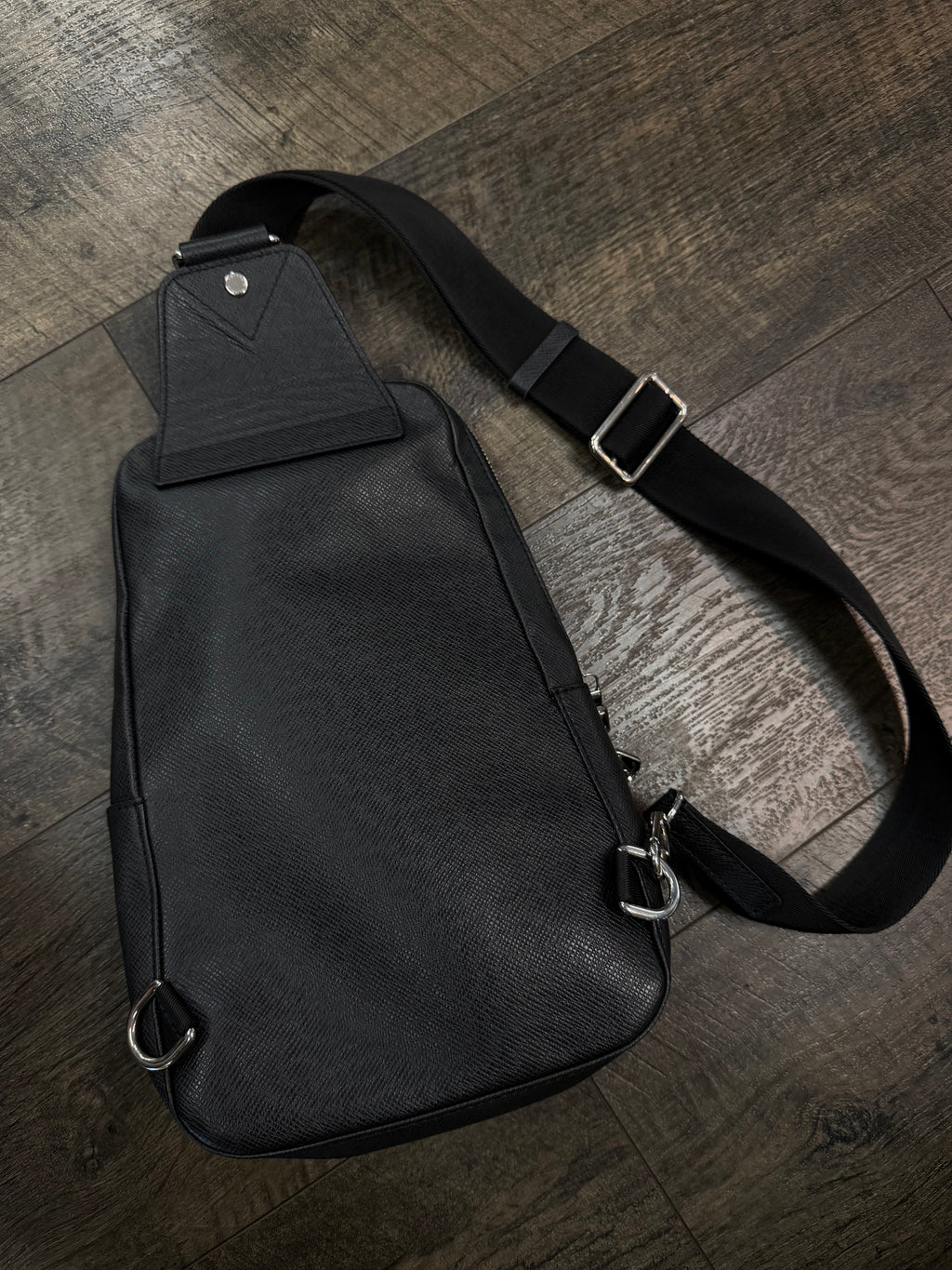 LOUIS VUITTON AVENUE SLINGBAG TAIGA LEATHER