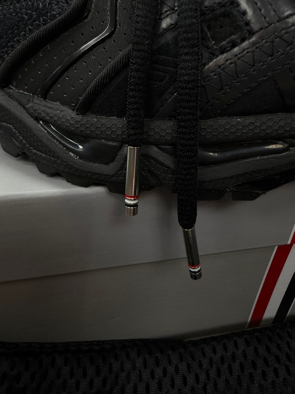 THOM BROWNE X ASICS GEL KAYANO 14 SNEAKER (8)