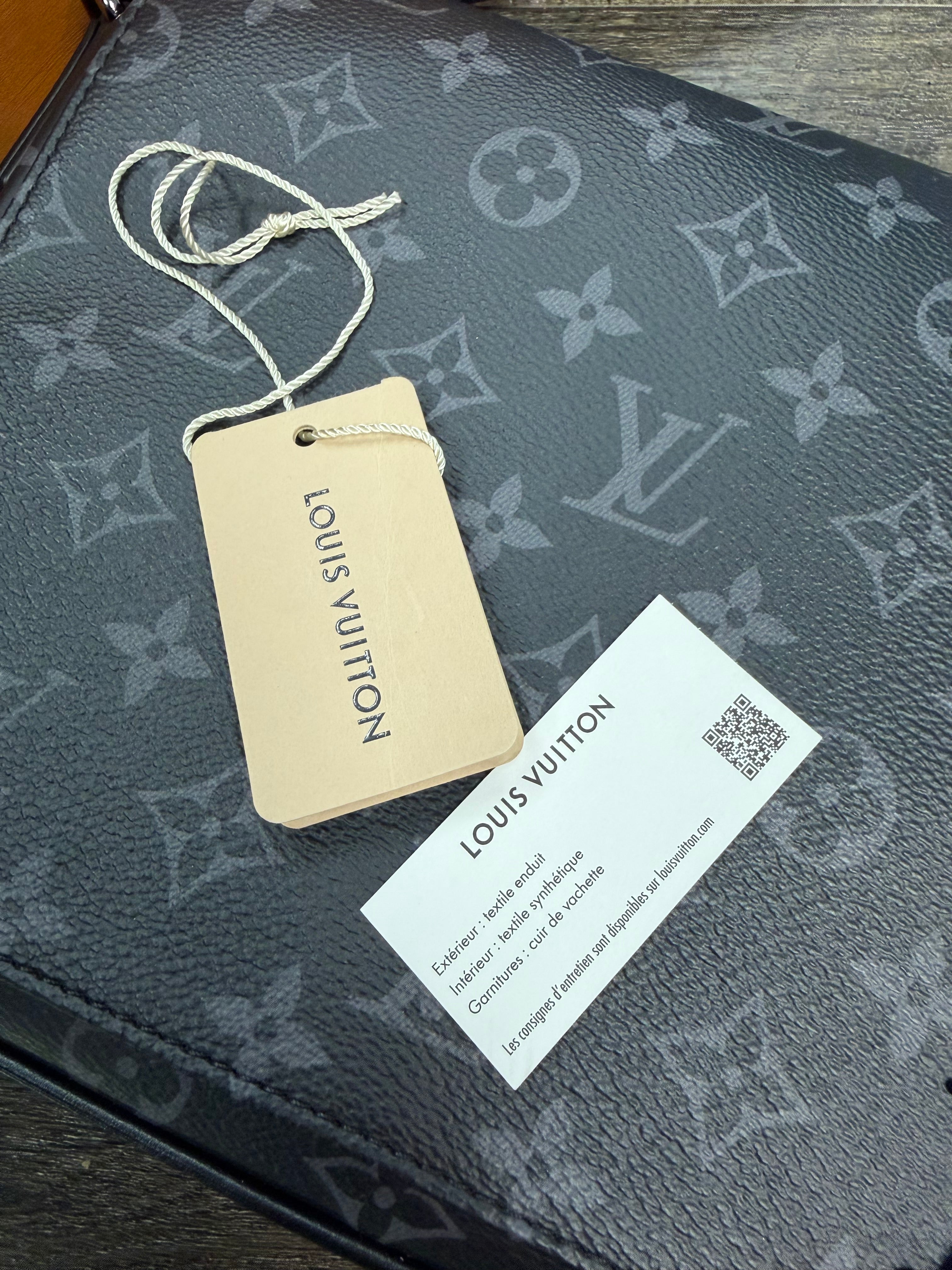 LOUIS VUITTON DISTRICT PM ECLIPSE MESSENGER