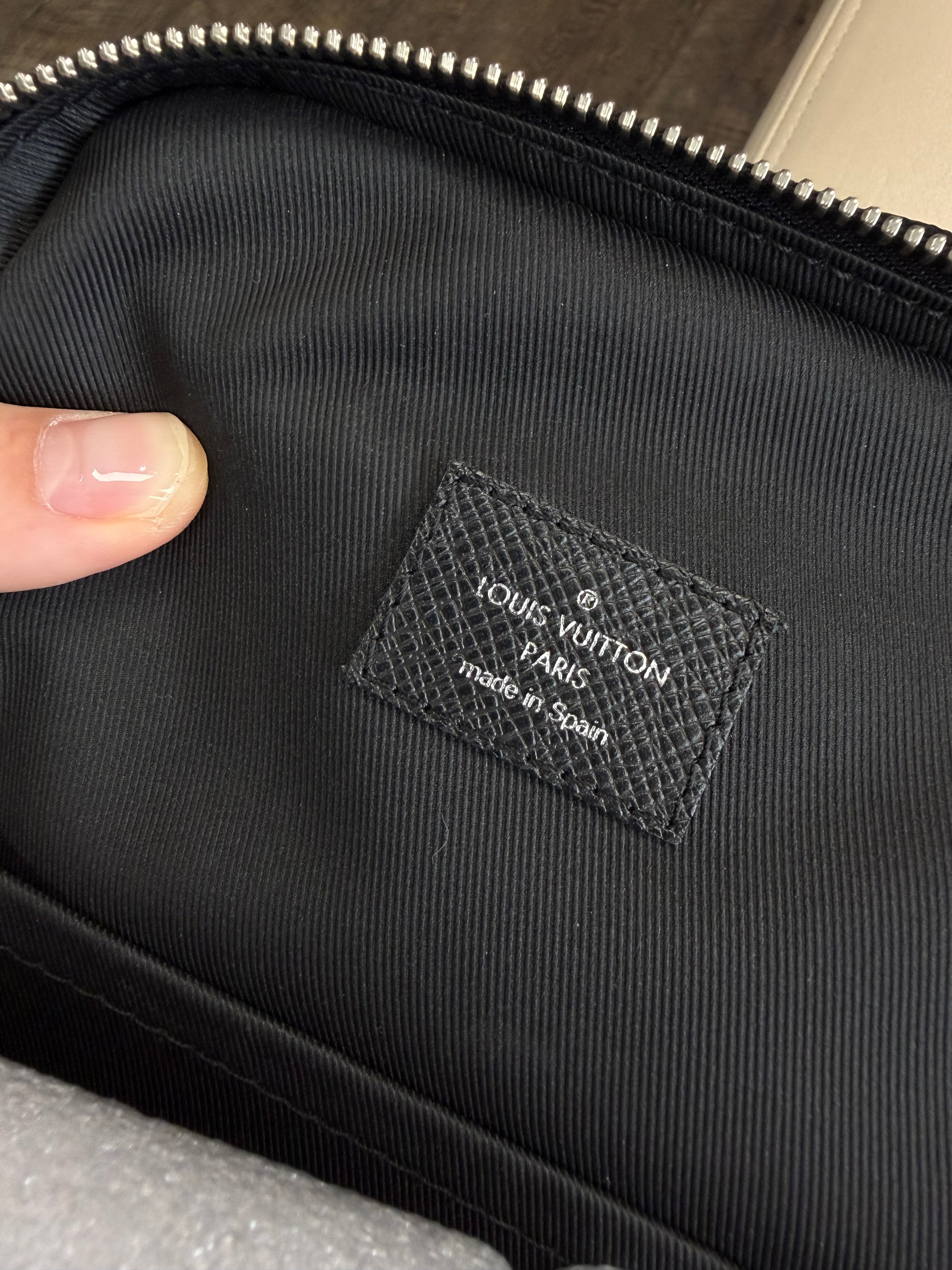 LOUIS VUITTON AVENUE SLINGBAG TAIGA LEATHER