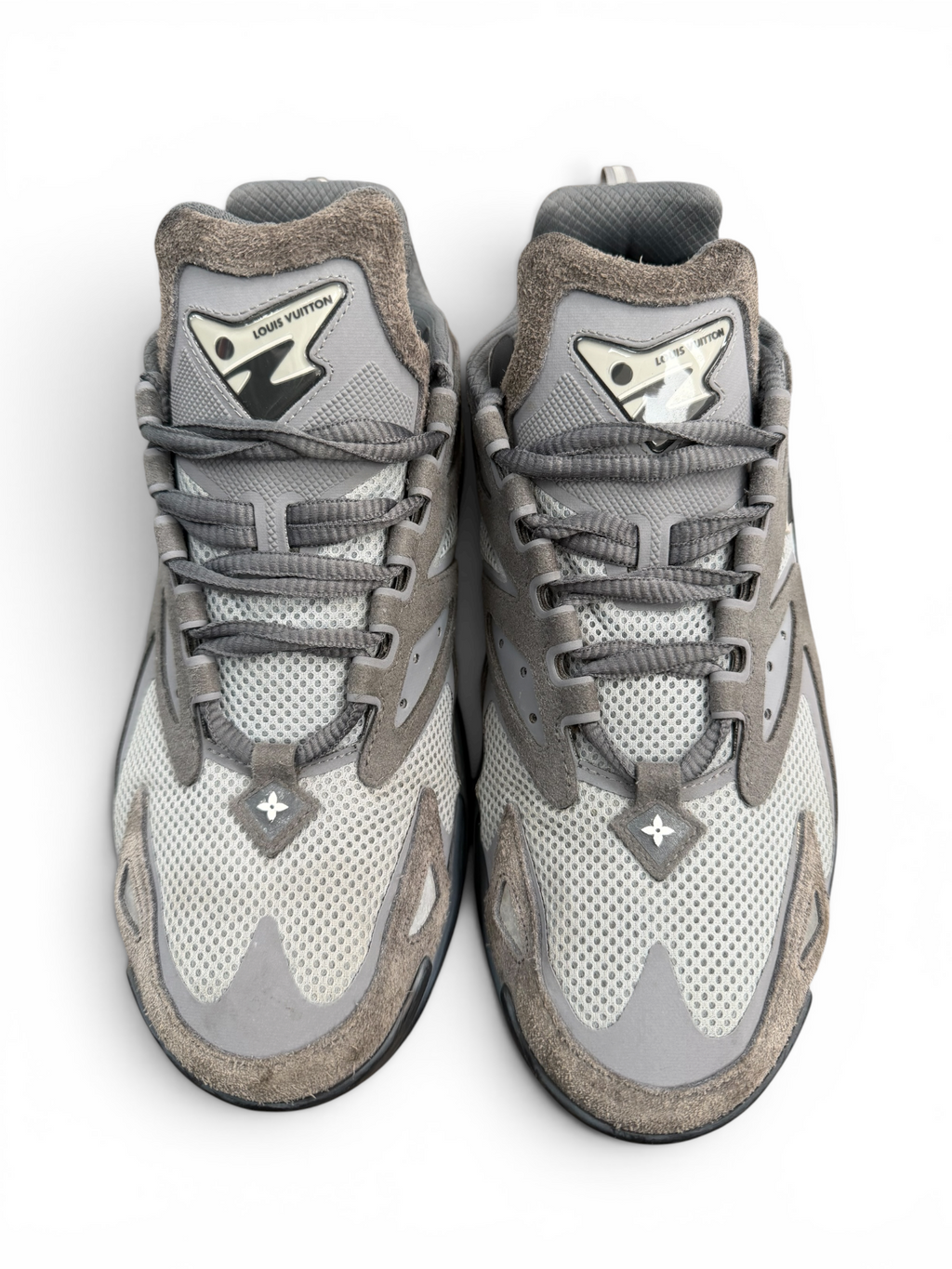 LOUIS VUITTON TATIC RUNNER SNEAKER (9.5/10)