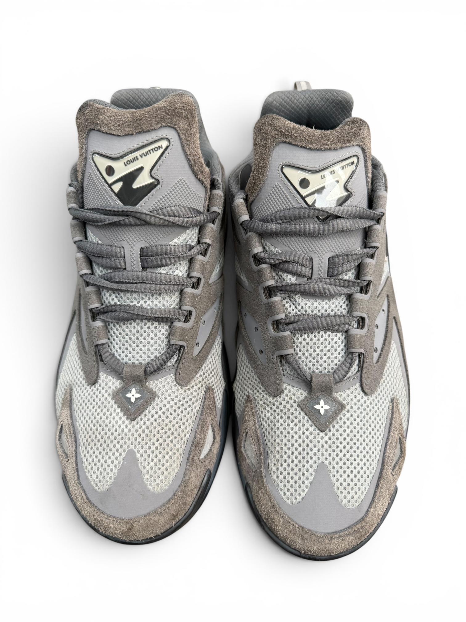 LOUIS VUITTON TATIC RUNNER SNEAKER (9.5/10)