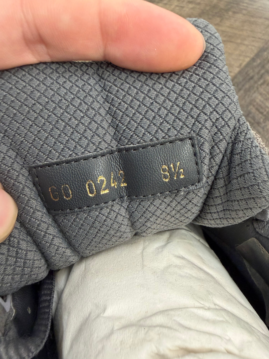 LOUIS VUITTON TATIC RUNNER SNEAKER (9.5/10)