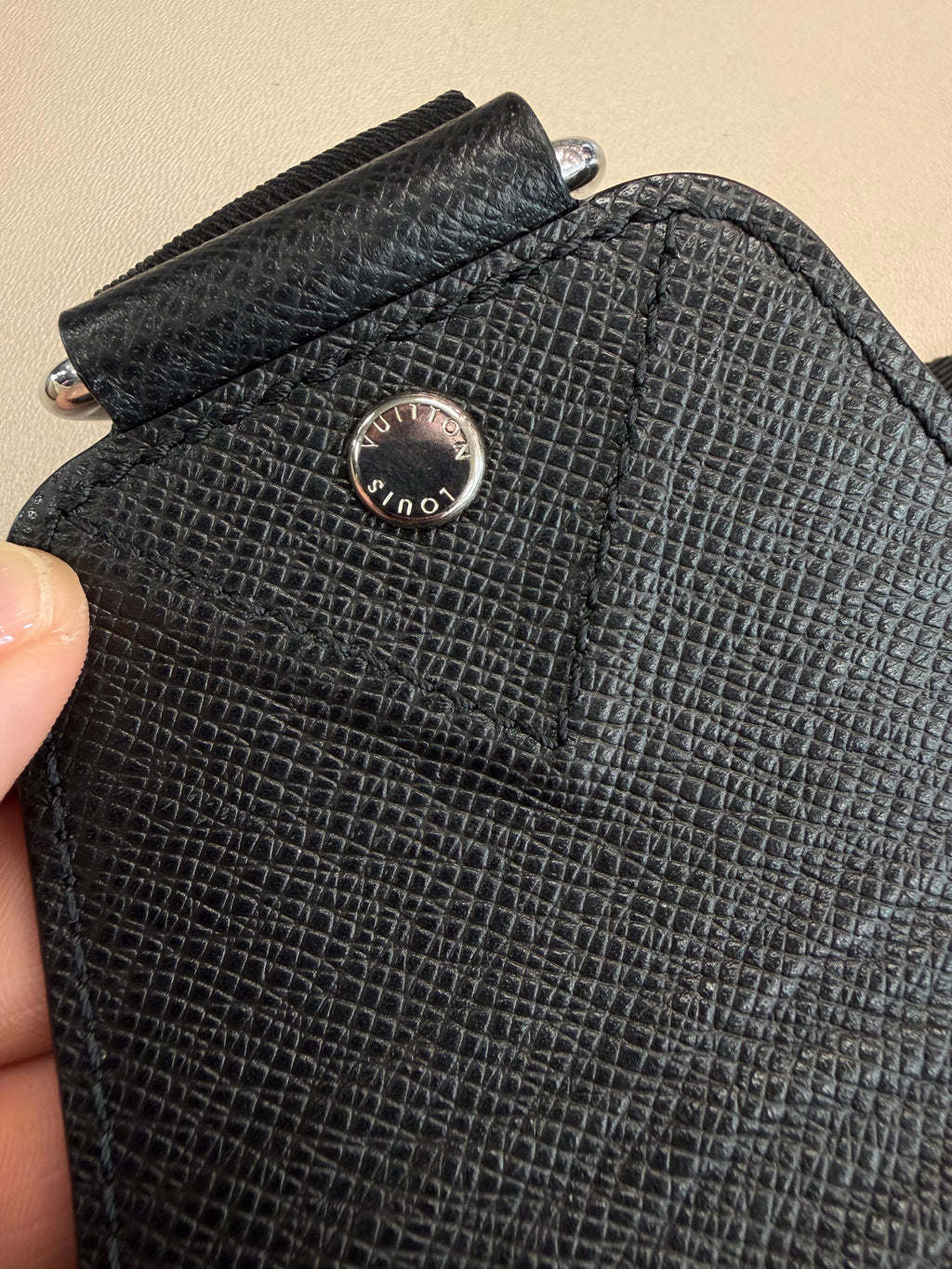 LOUIS VUITTON AVENUE SLINGBAG TAIGA LEATHER