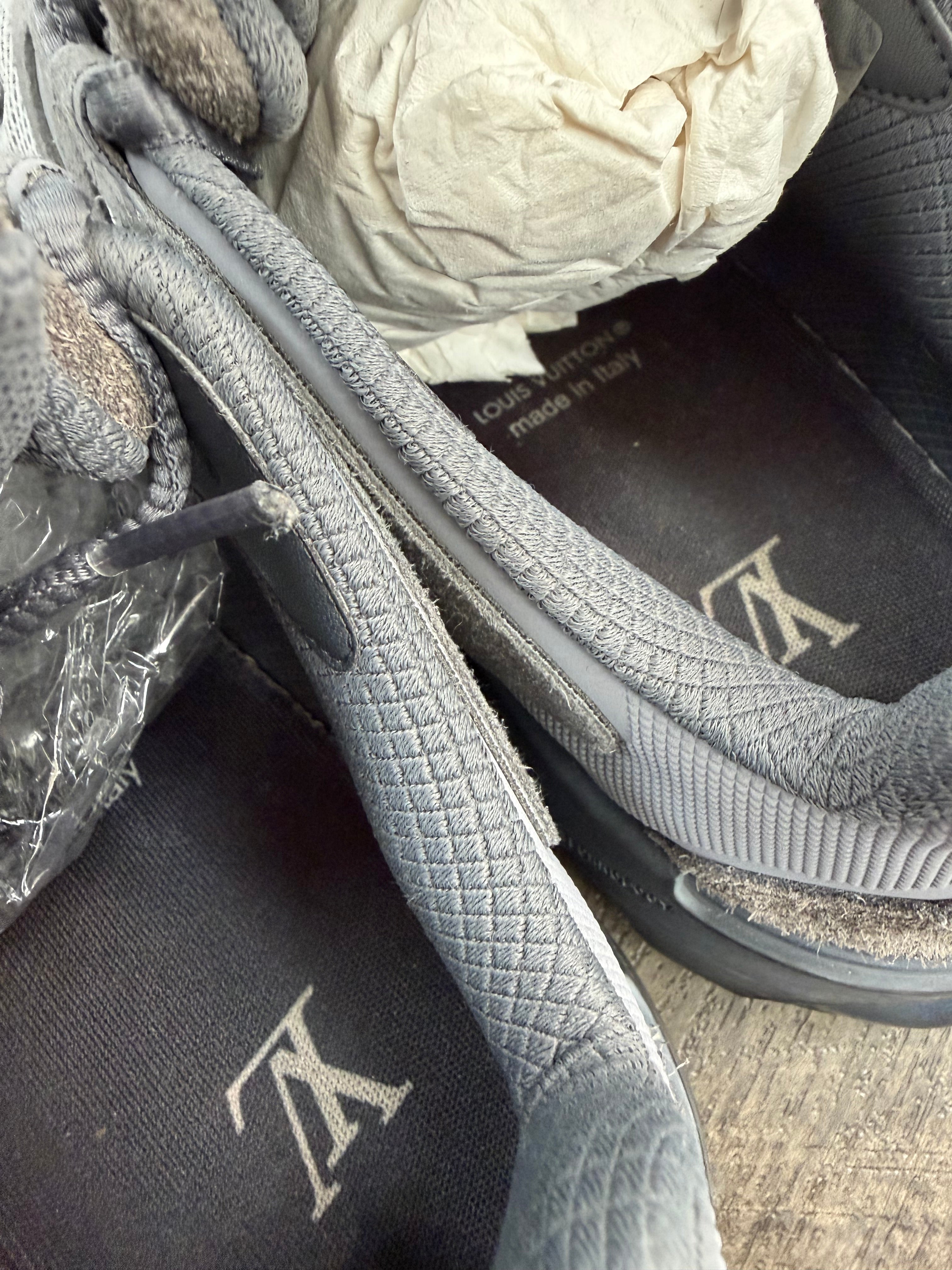 LOUIS VUITTON TATIC RUNNER SNEAKER (9.5/10)