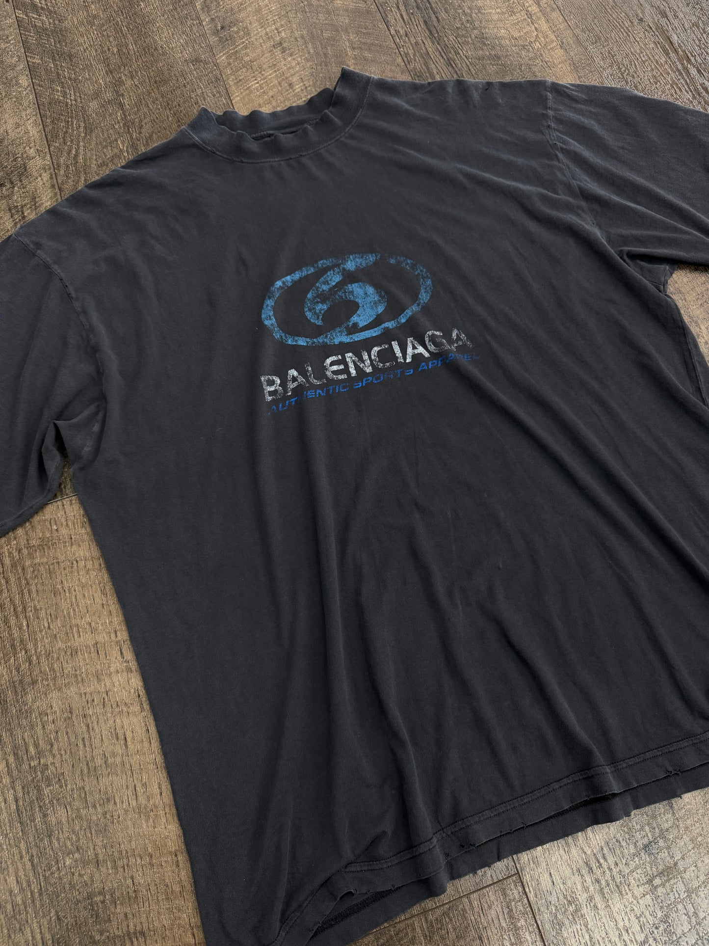 BALENCIAGA SURFER LOGO DISTRESSED TEE (S)