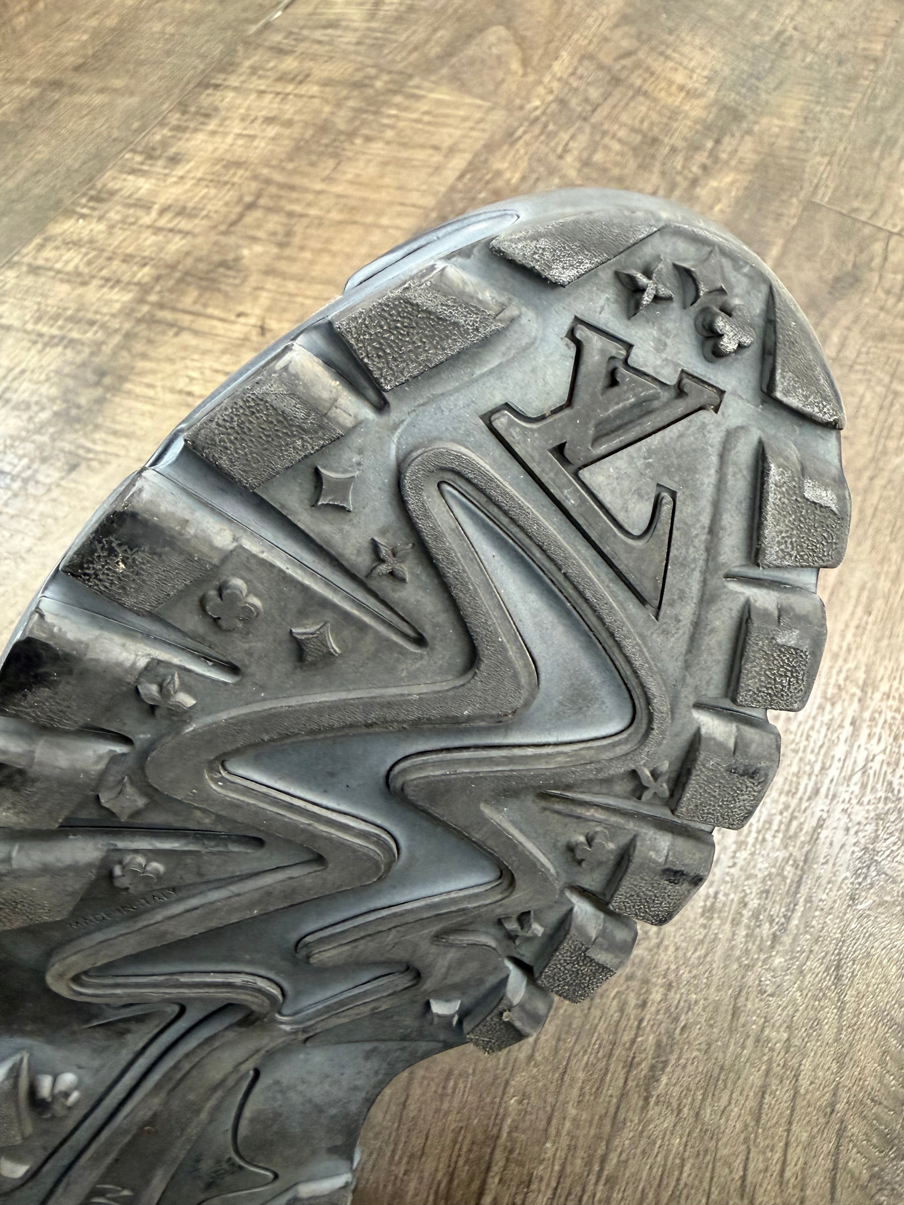LOUIS VUITTON TATIC RUNNER SNEAKER (9.5/10)