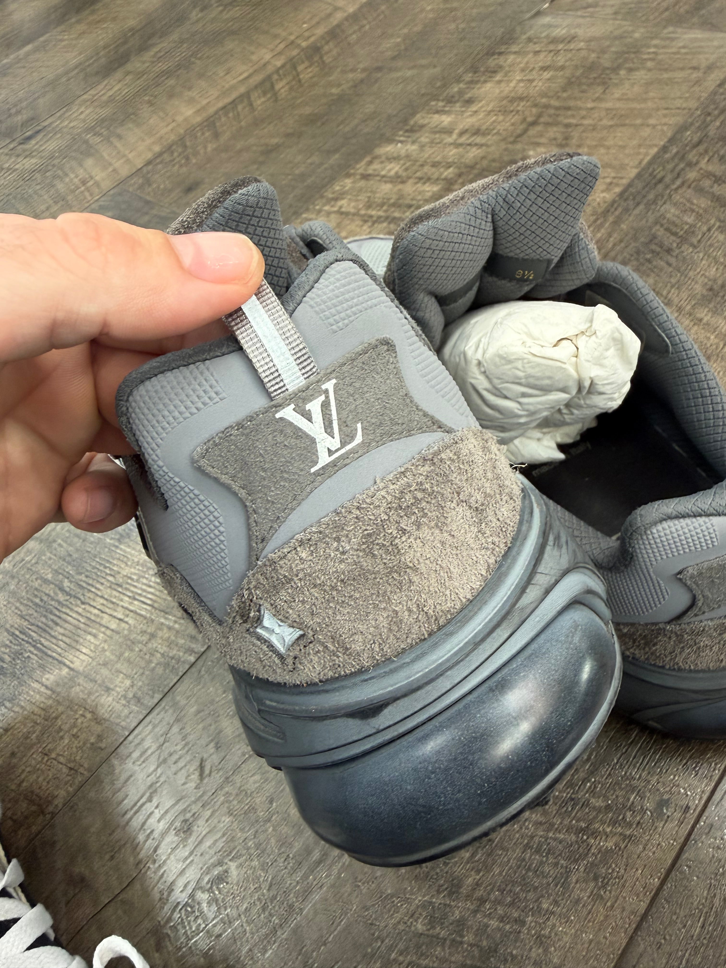 LOUIS VUITTON TATIC RUNNER SNEAKER (9.5/10)
