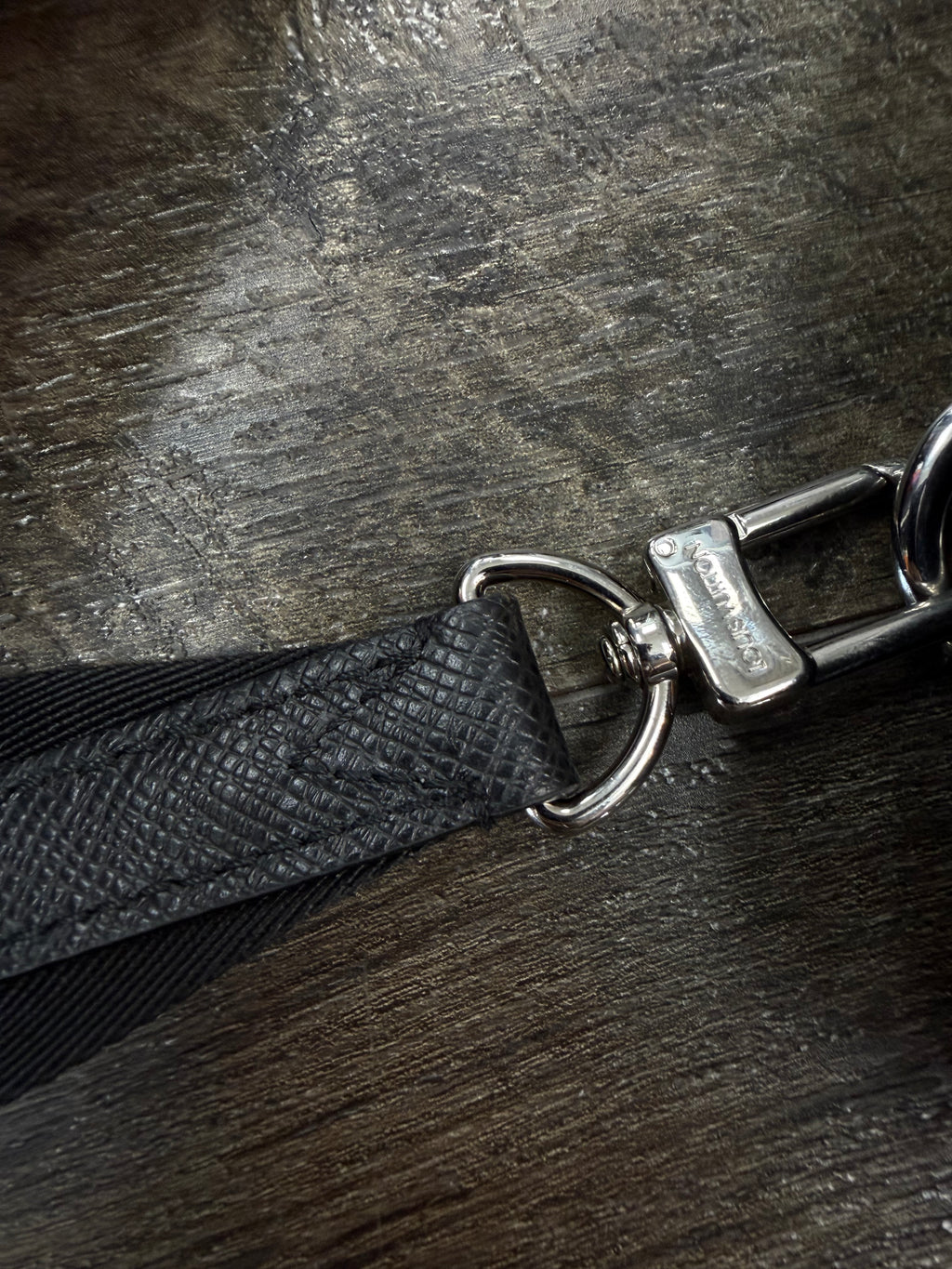 LOUIS VUITTON AVENUE SLINGBAG TAIGA LEATHER