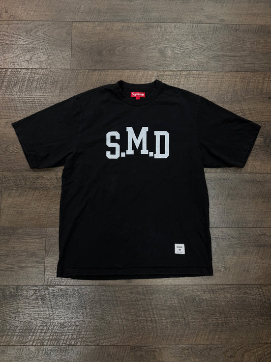 SUPREME S.M.D COLLEGE CUT N SEW TEE (M)