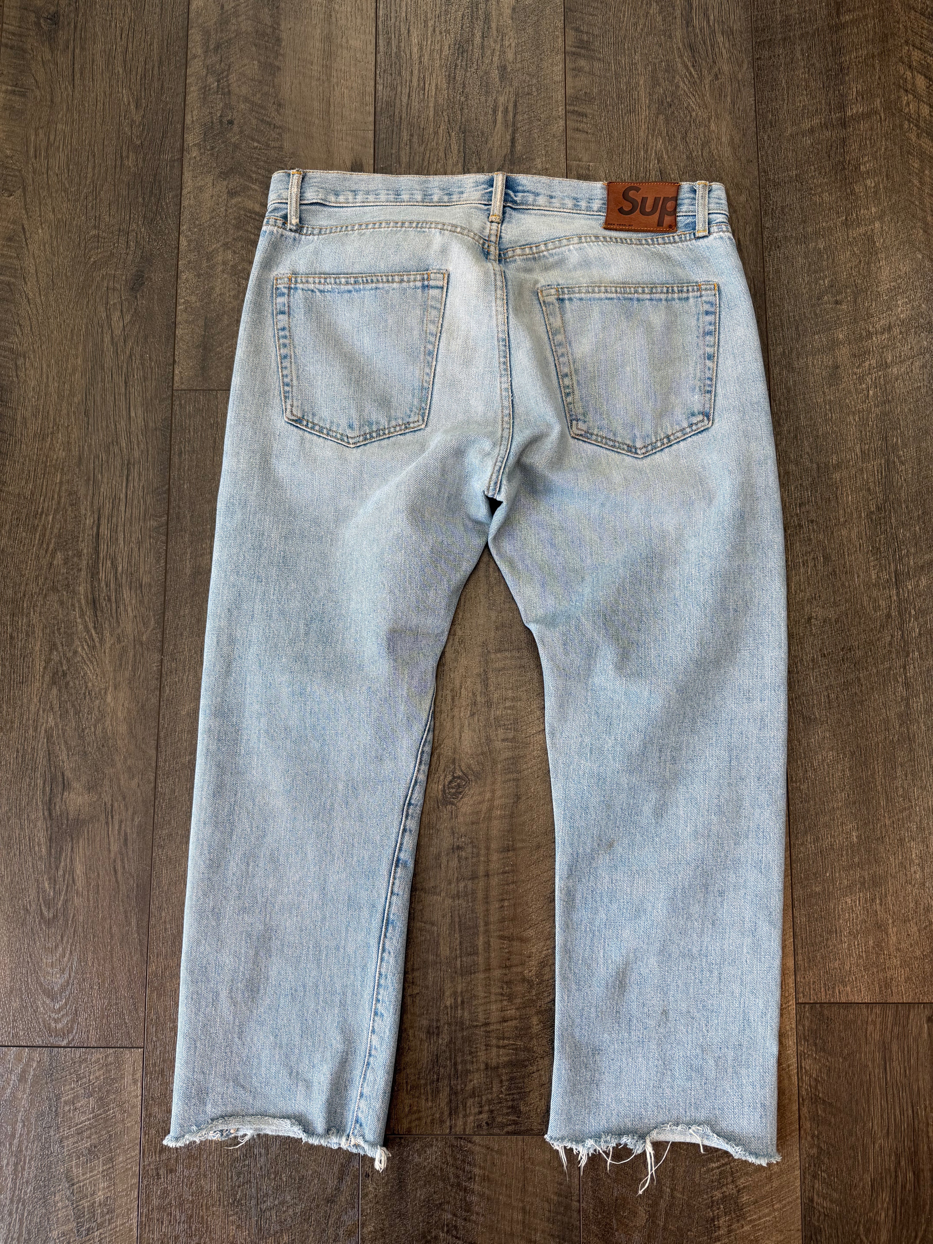 SUPREME LIGHT WASH DENIM (34)