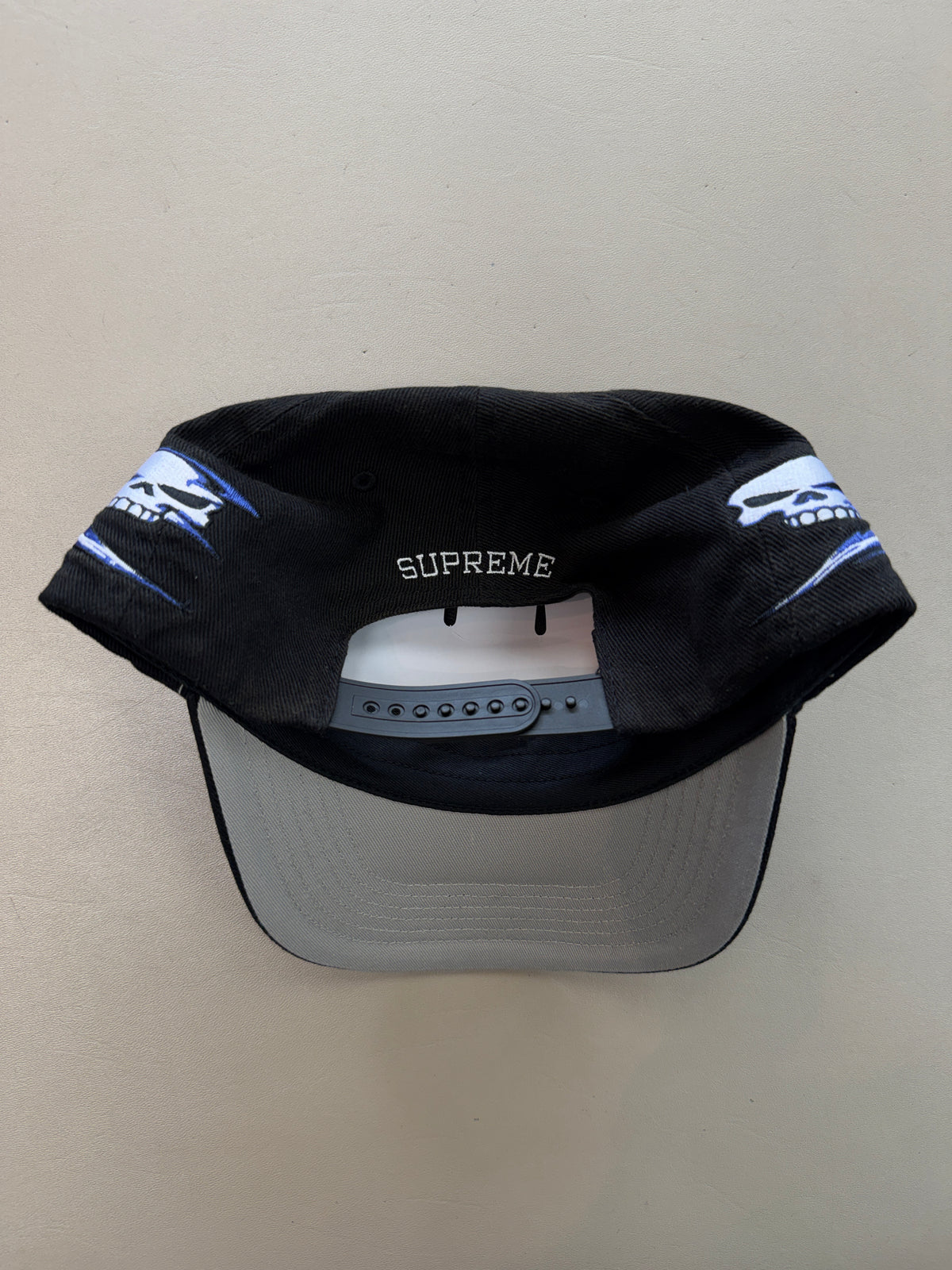 SUPREME SKULLS SPELLOUT 6-PANEL HAT