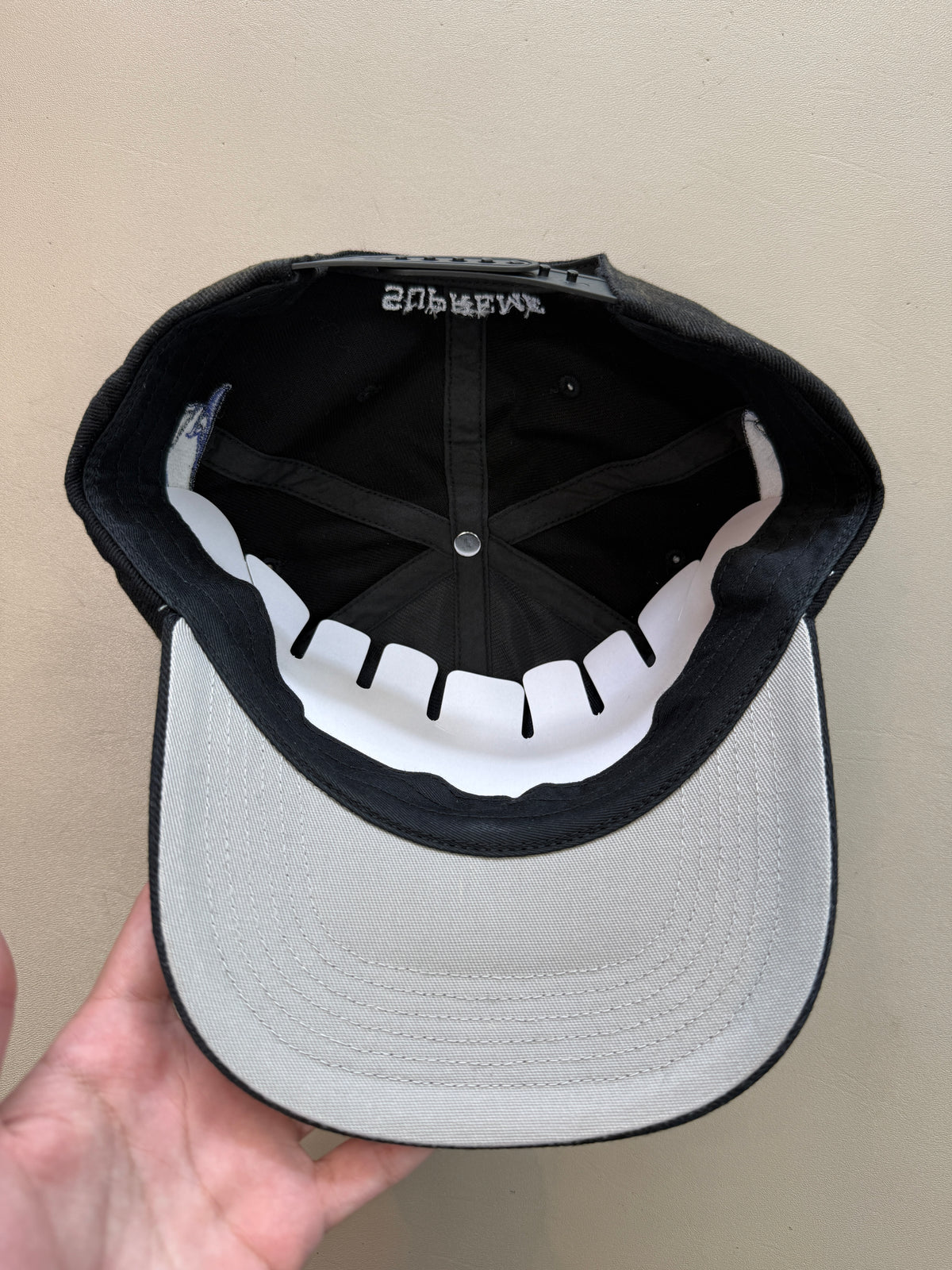 SUPREME SKULLS SPELLOUT 6-PANEL HAT