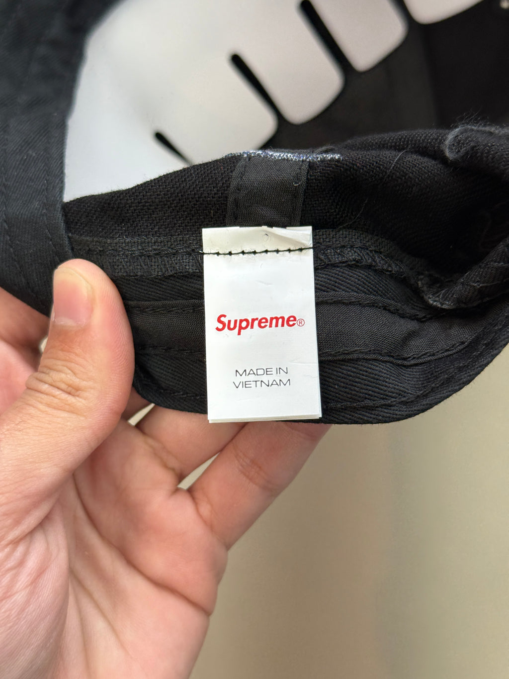 SUPREME SKULLS SPELLOUT 6-PANEL HAT