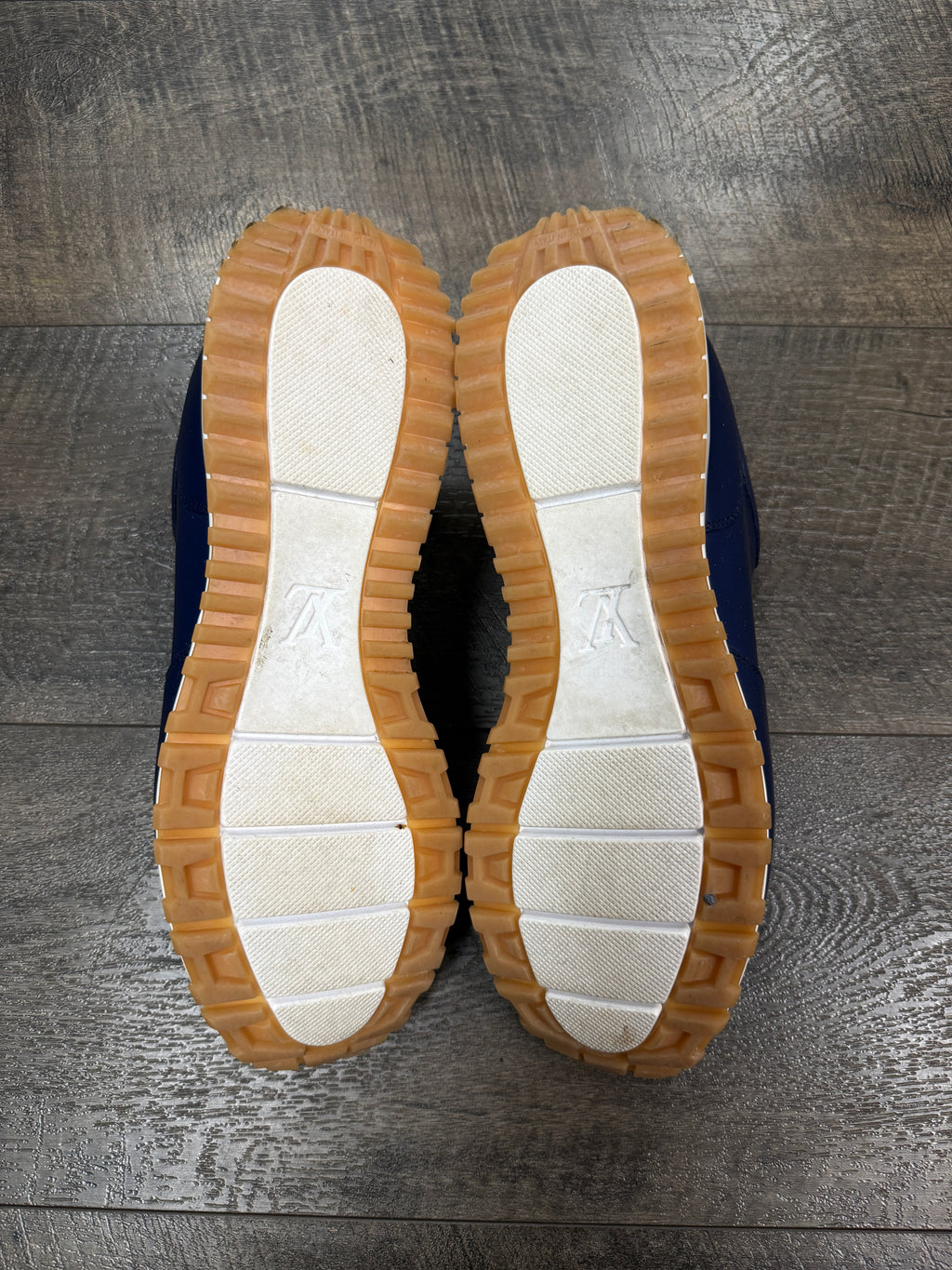 LV RUNAWAY SNEAKERS (10)