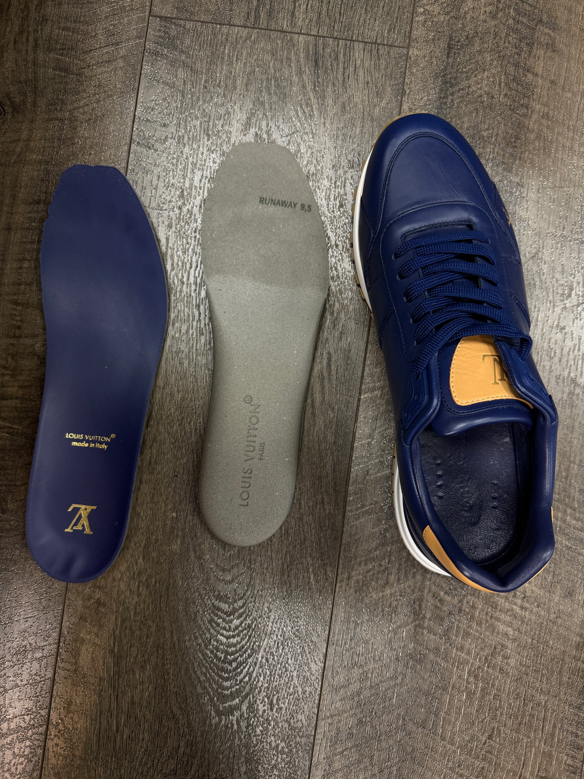 LV RUNAWAY SNEAKERS (10)