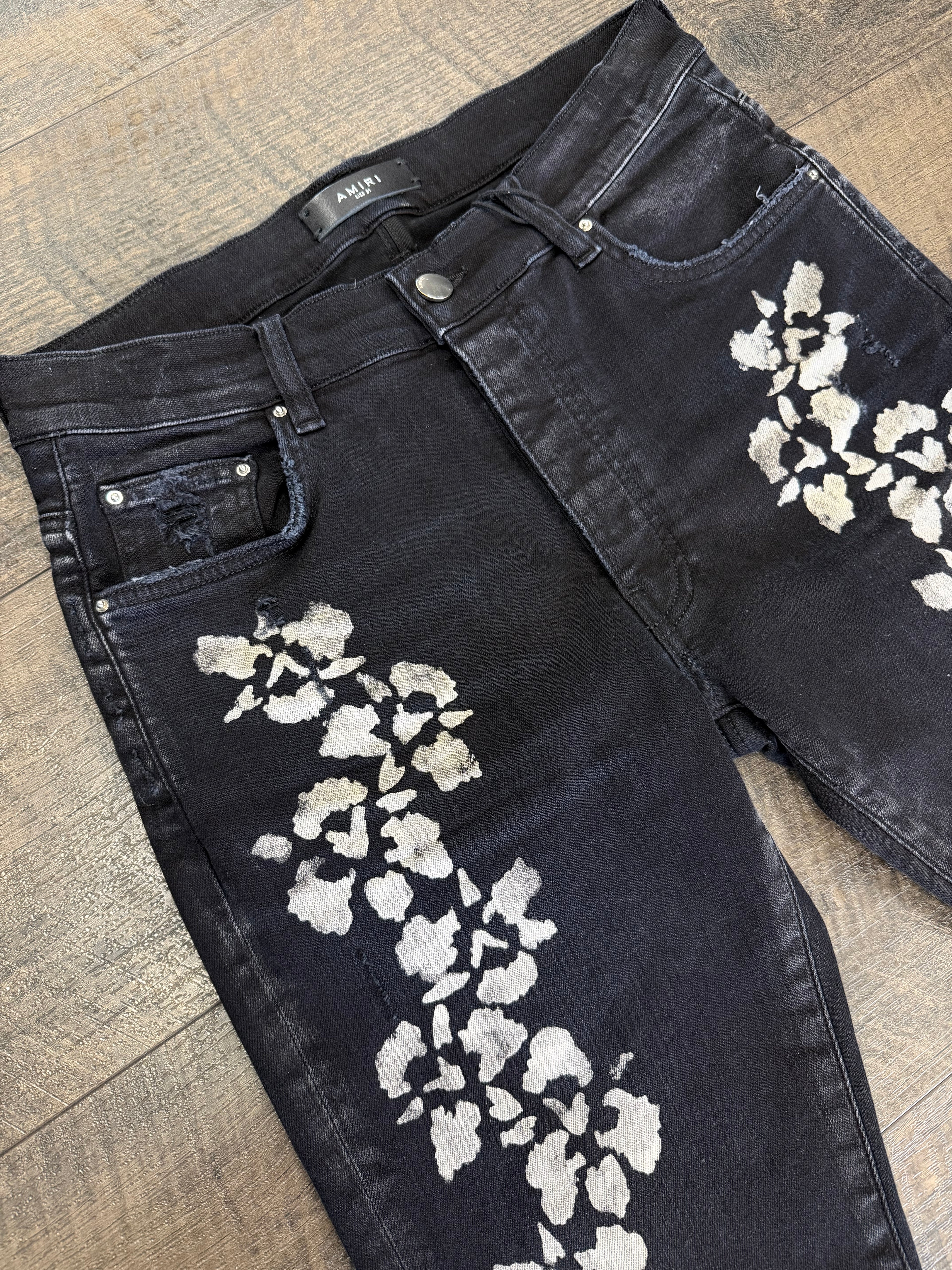 AMIRI HISBISCUS STENCIL DISTRESSED DENIM JEANS (31)