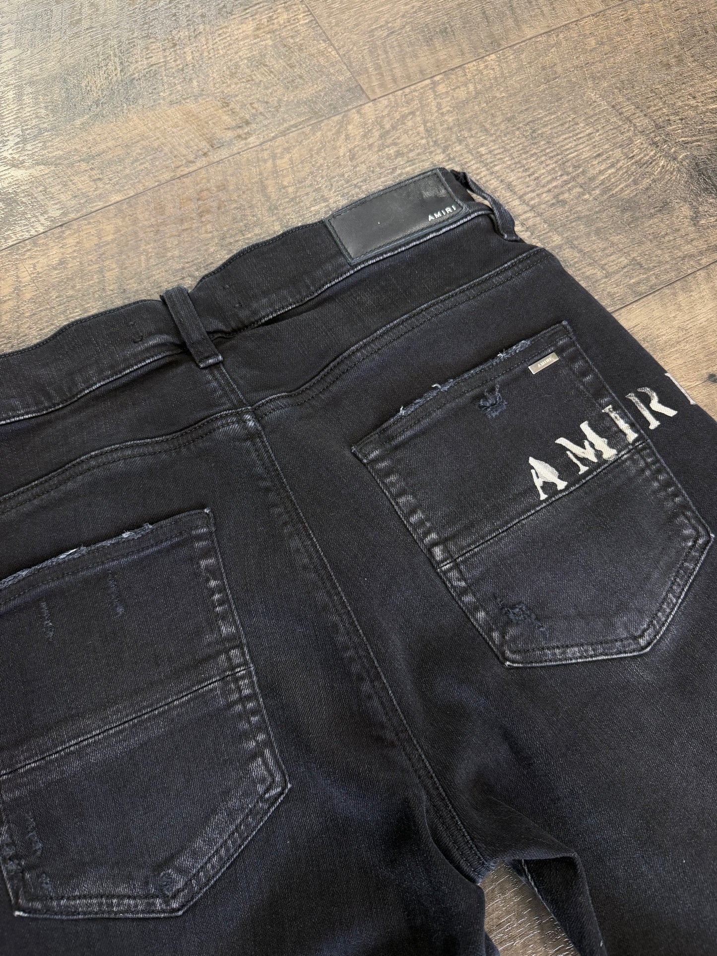AMIRI HISBISCUS STENCIL DISTRESSED DENIM JEANS (31)
