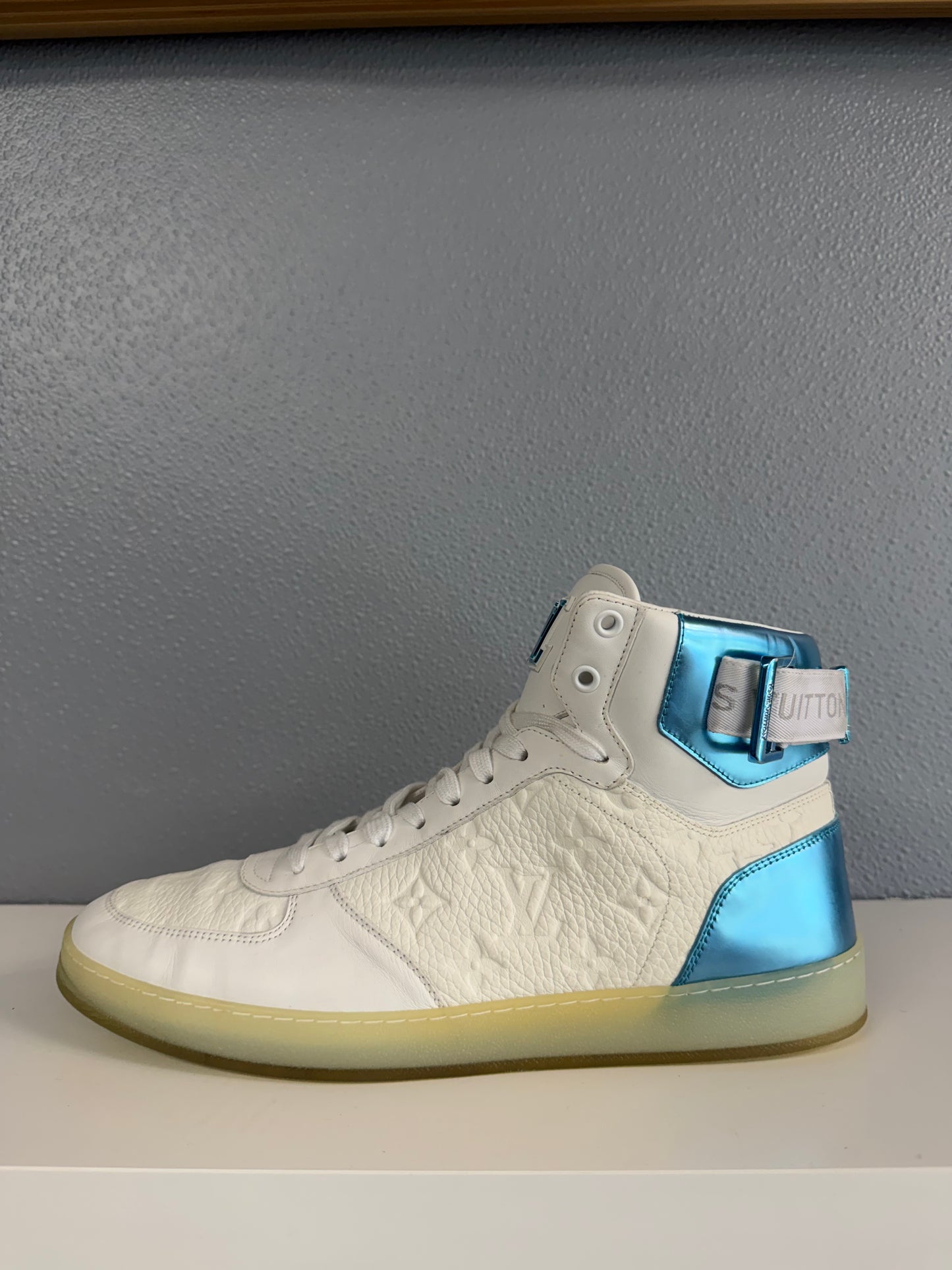 LOUIS VUITTON RIVOI HIGH SNEAKER (10)