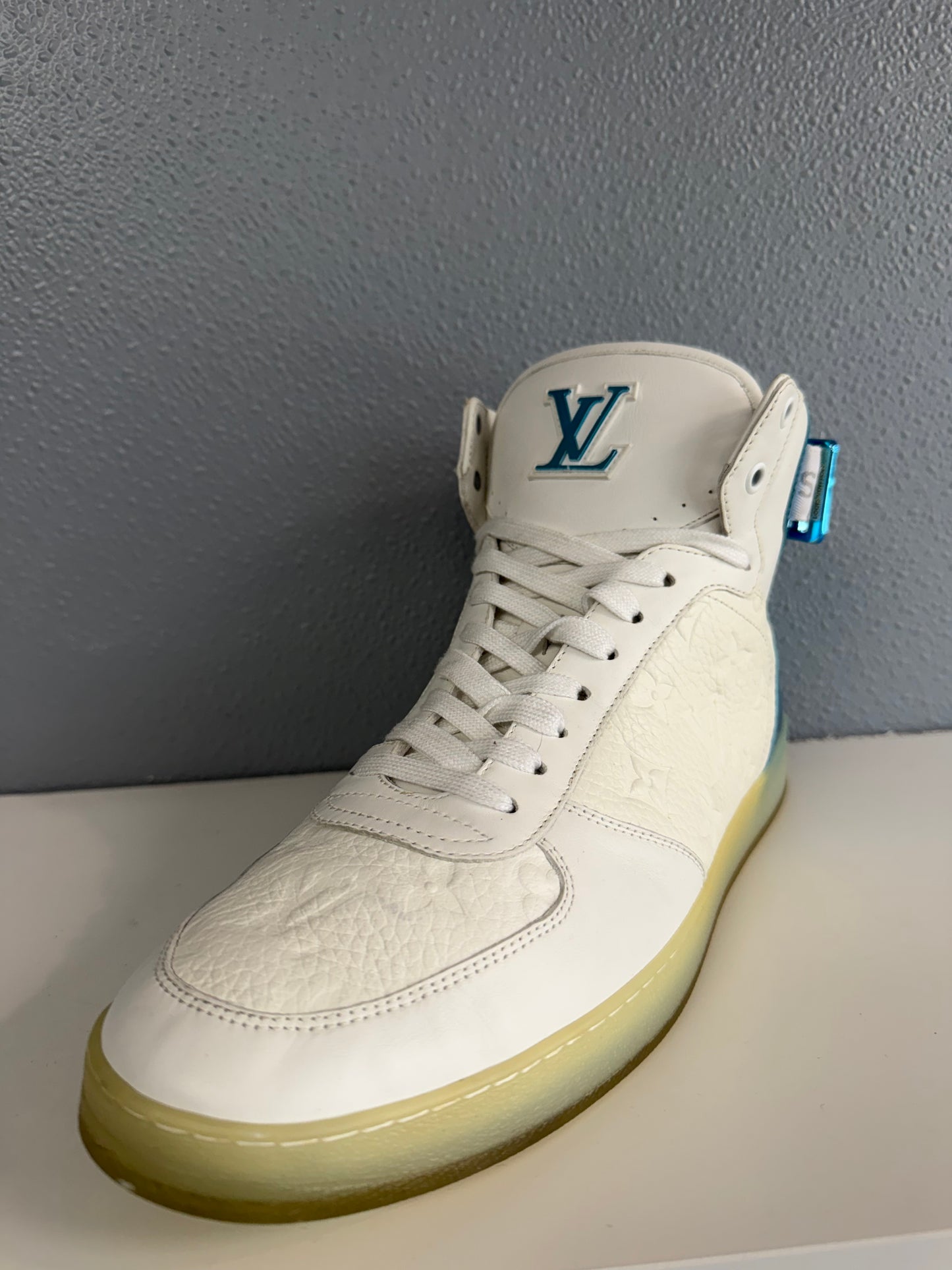 LOUIS VUITTON RIVOI HIGH SNEAKER (10)