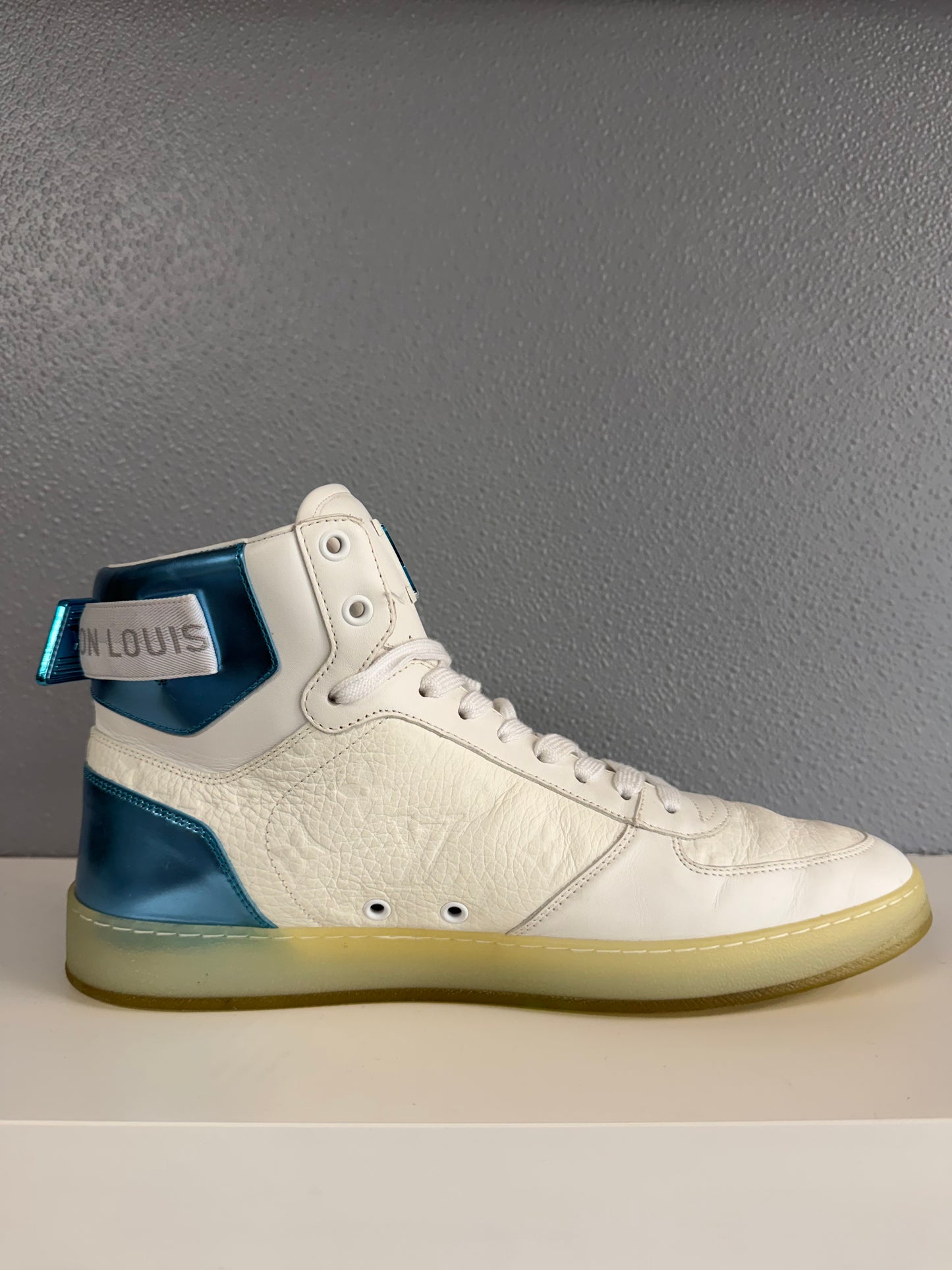 LOUIS VUITTON RIVOI HIGH SNEAKER (10)