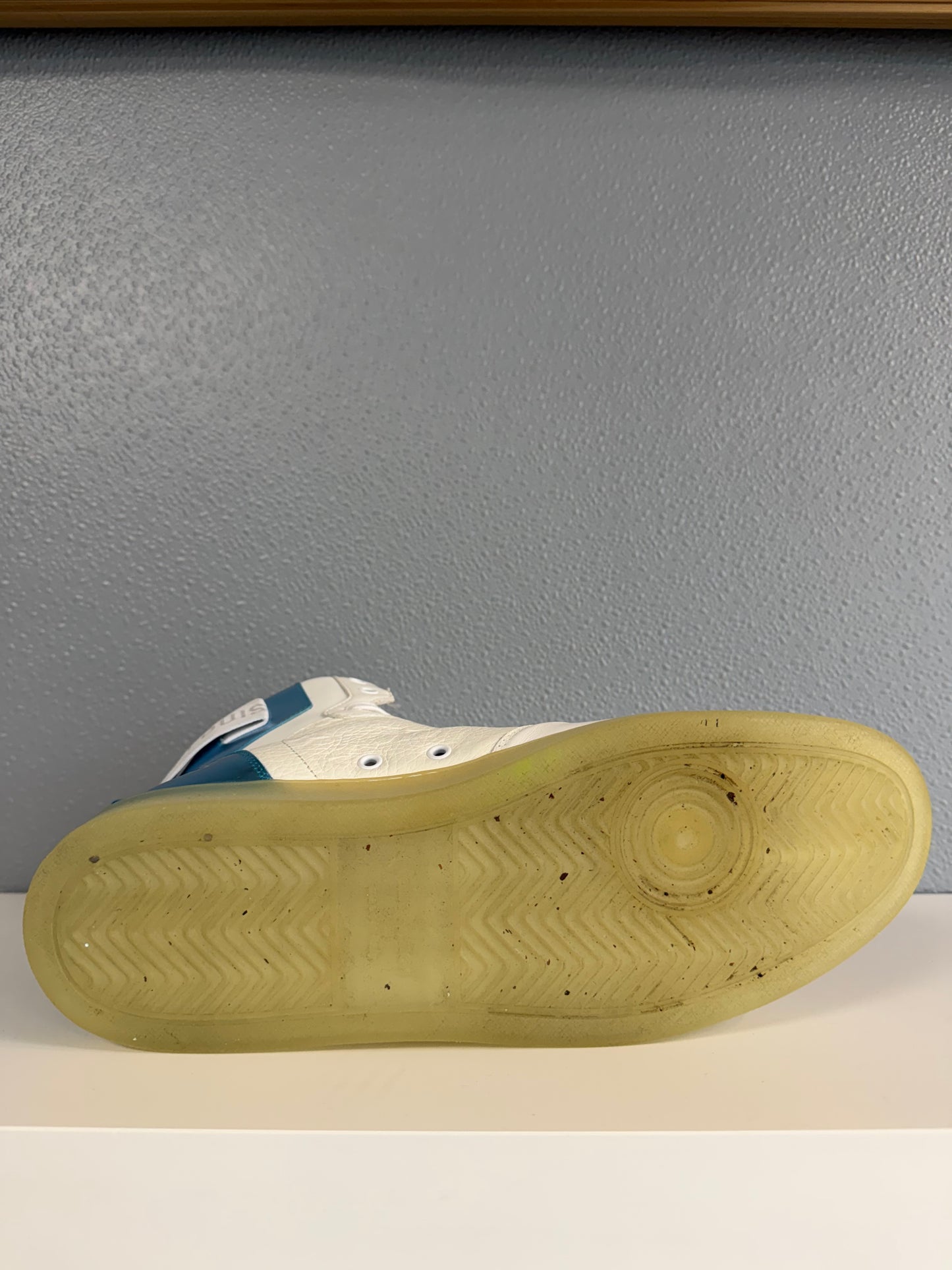LOUIS VUITTON RIVOI HIGH SNEAKER (10)