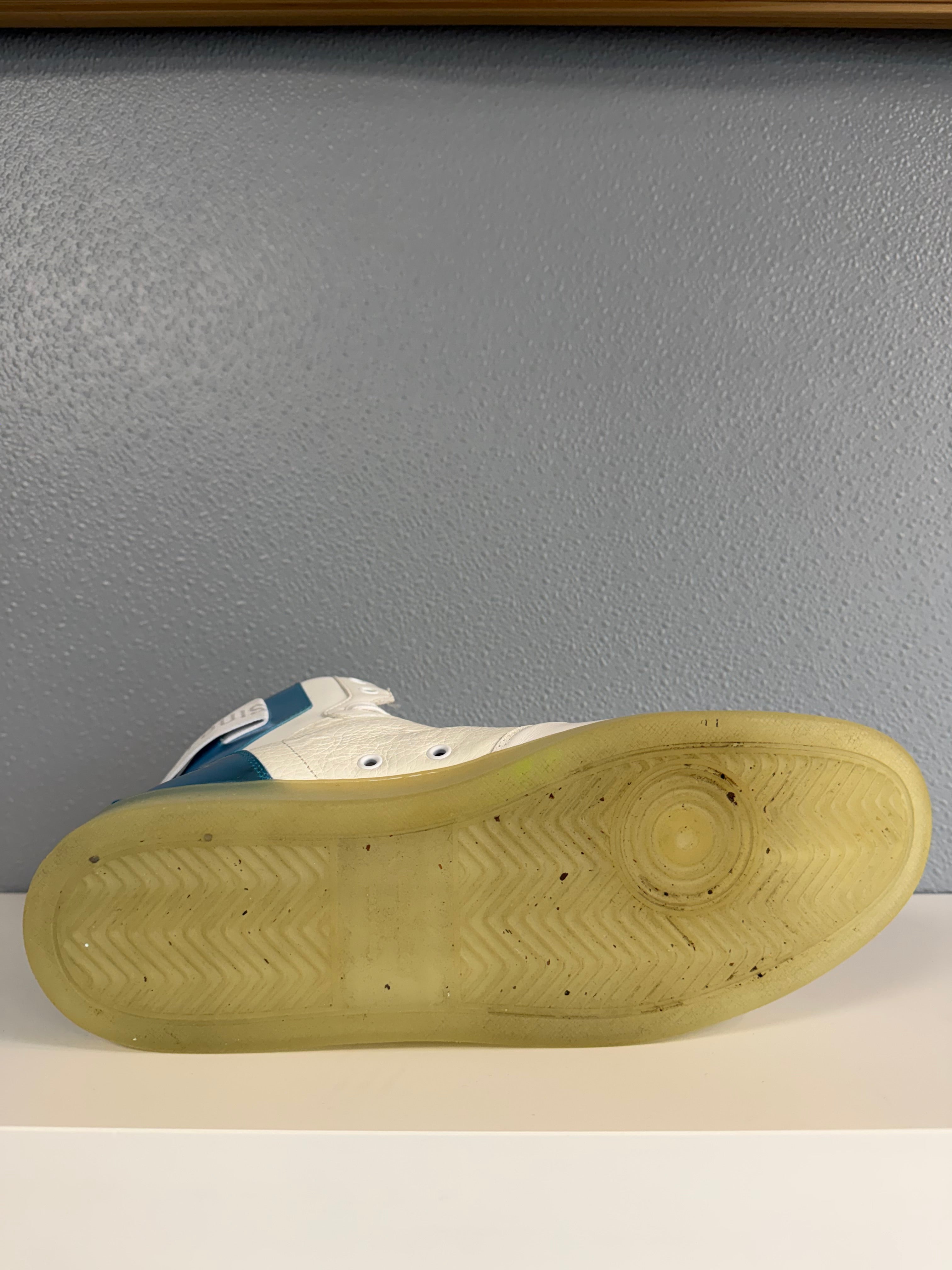 LOUIS VUITTON RIVOI HIGH SNEAKER (10)